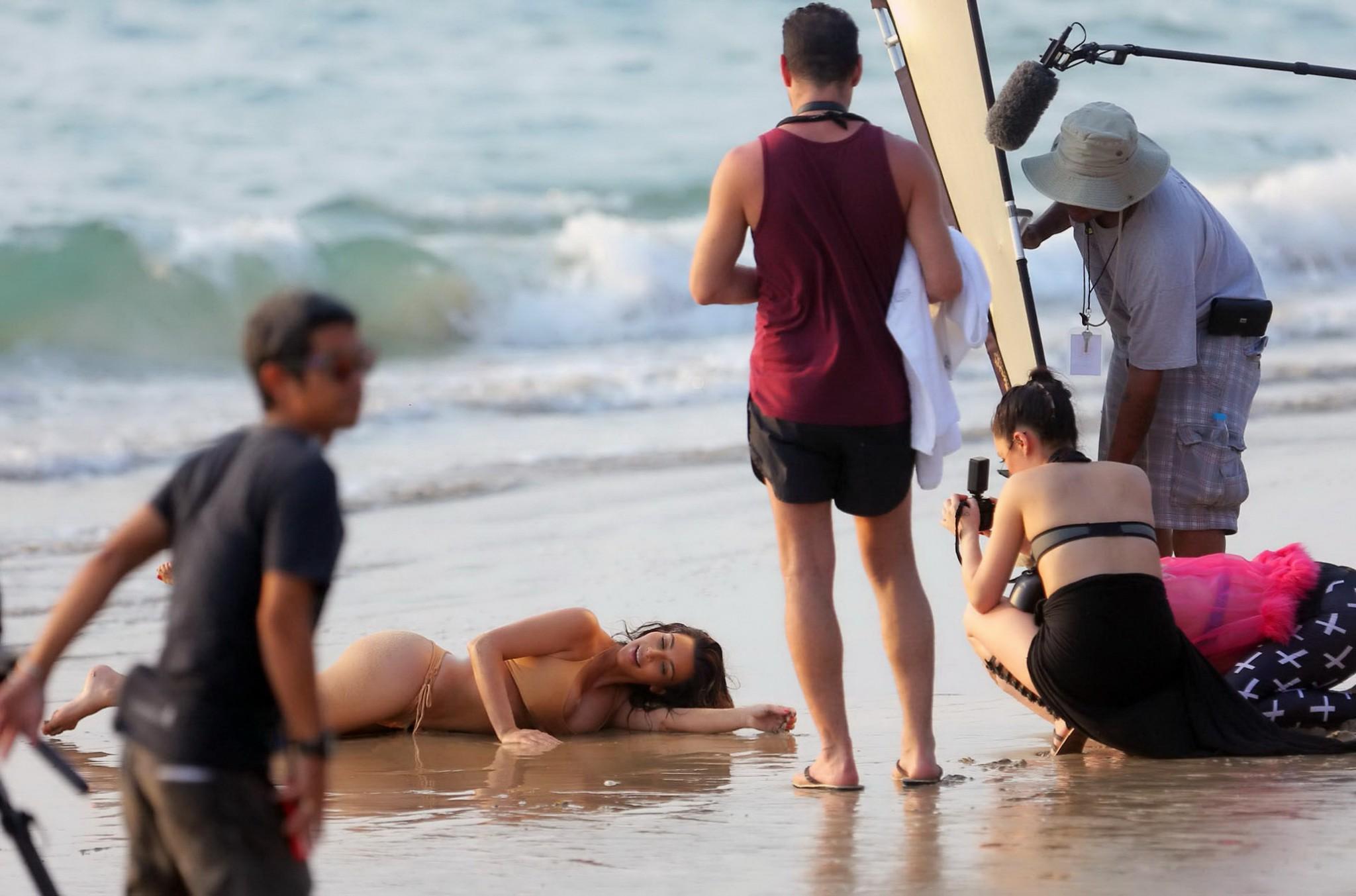 16P Kim Kardashian shows off her round bikini ass at the beach