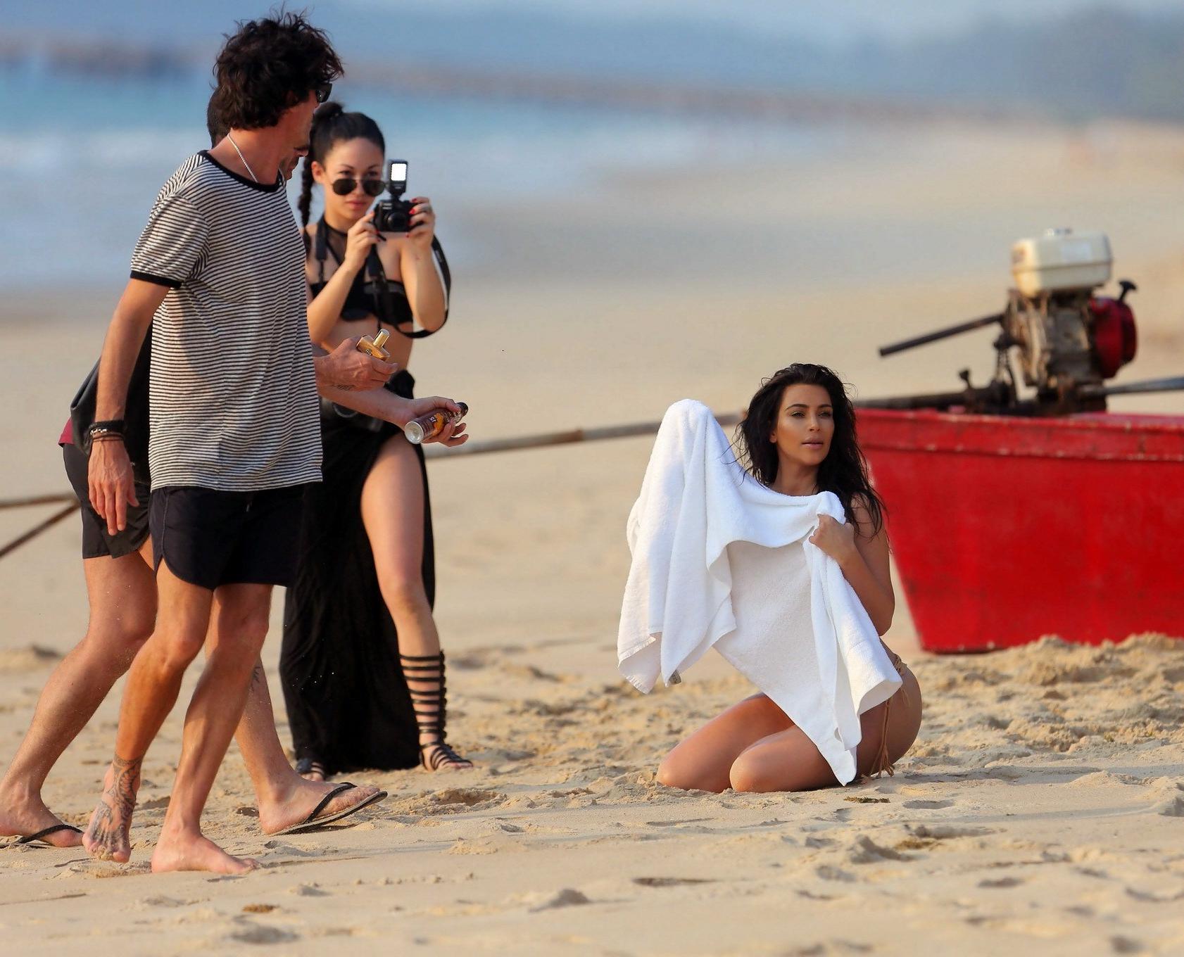 16P Kim Kardashian shows off her round bikini ass at the beach