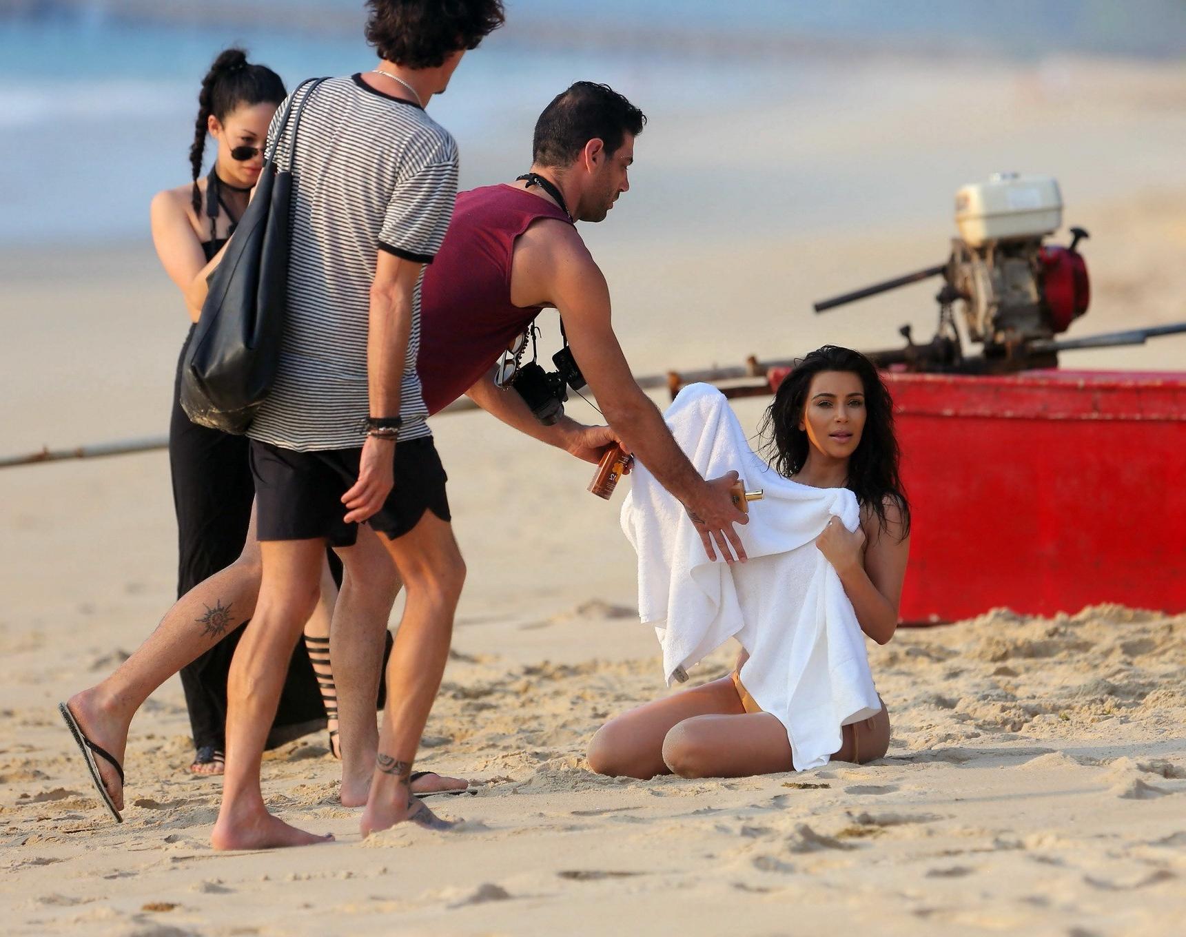 16P Kim Kardashian shows off her round bikini ass at the beach