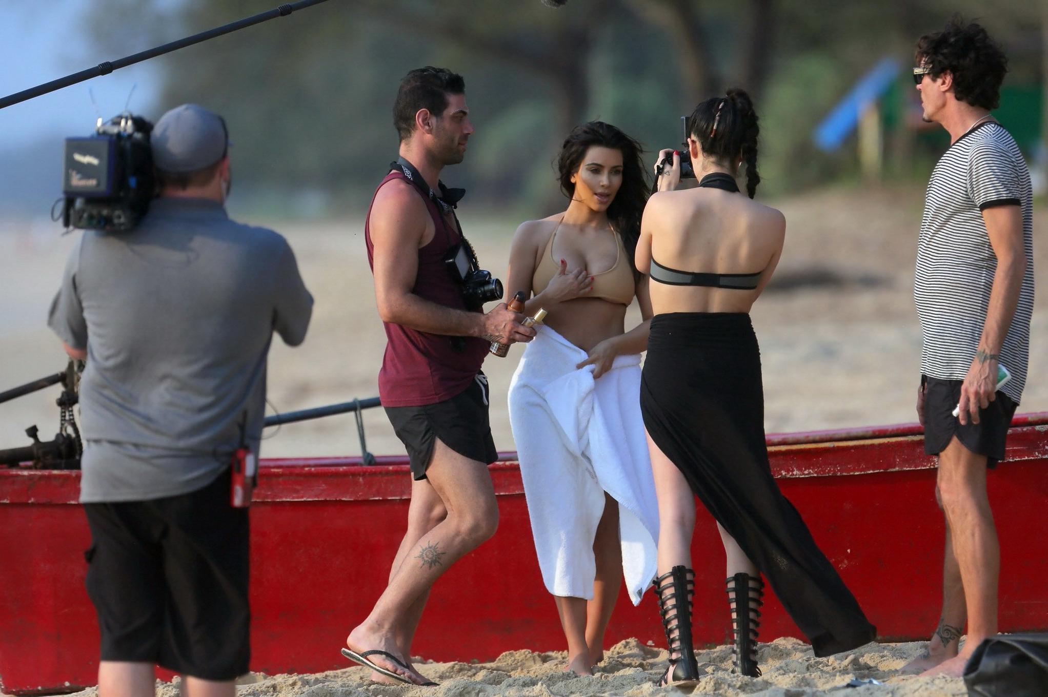 16P Kim Kardashian shows off her round bikini ass at the beach