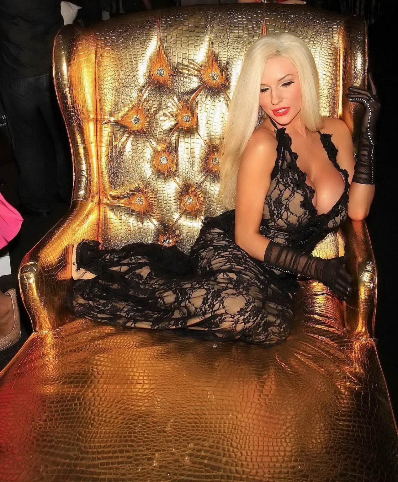 16P Courtney Stodden braless wearing black low cut lace dress 2014 Style Fashion Sho
