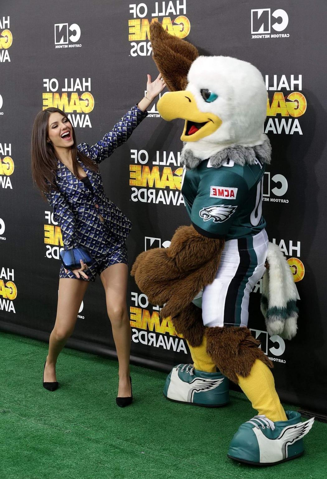 16P Victoria Justice leggy wearing a shorts at the 4th Annual Hall of Game Awards in