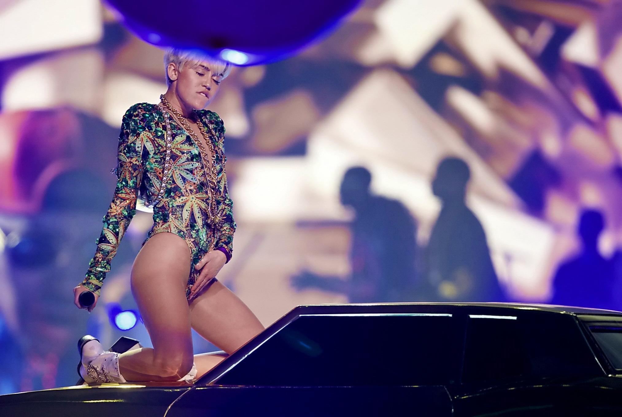 16P Miley Cyrus naughty performance in marijuana leaf print bodysuit during the Bang