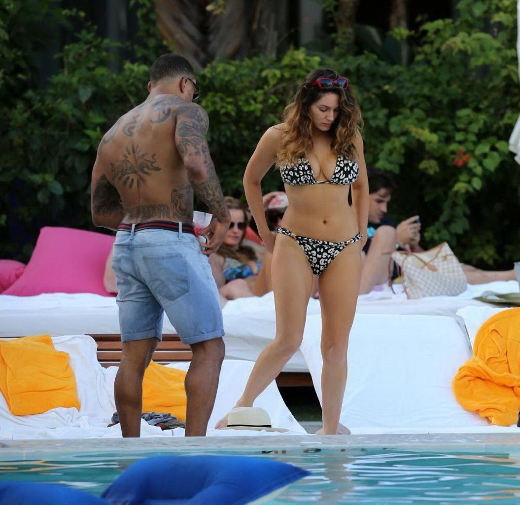16P Kelly Brook showing off her curvy bikini body at the beach in Miami