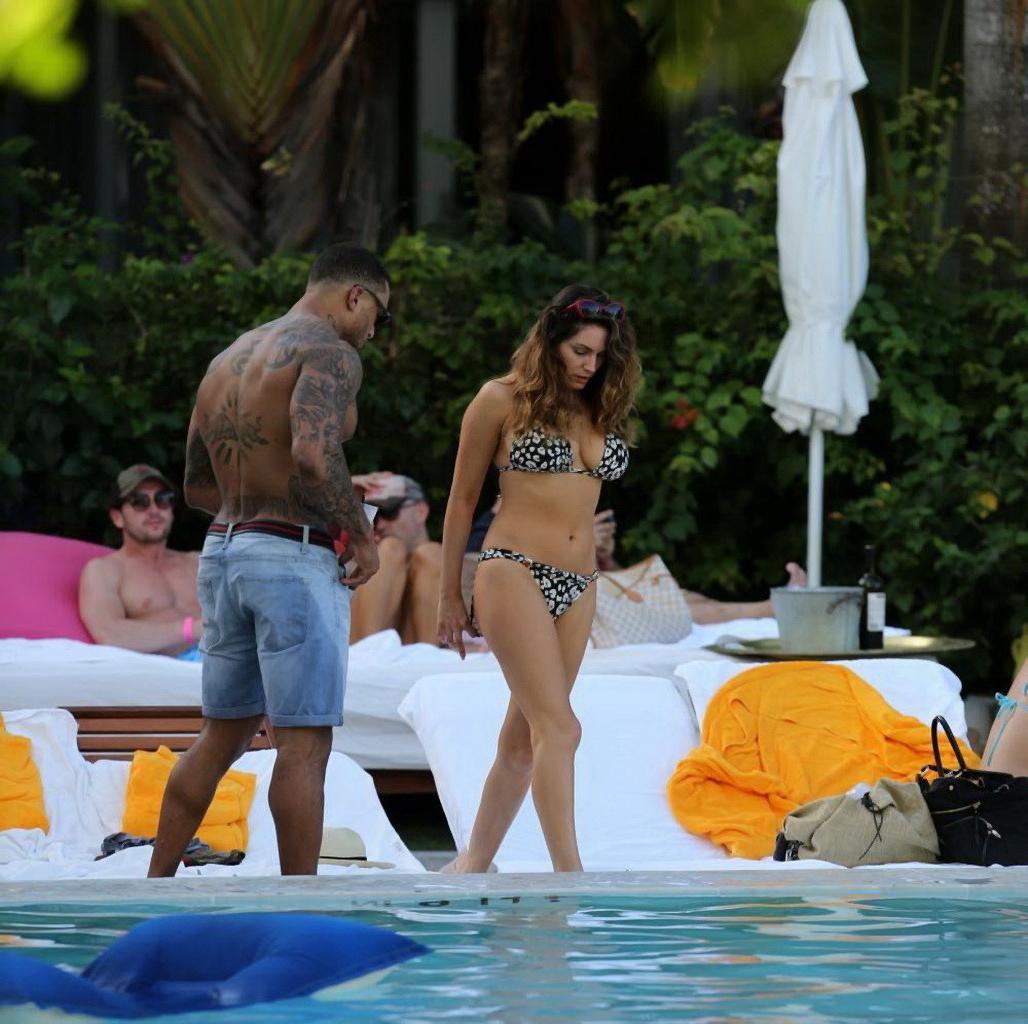 16P Kelly Brook showing off her curvy bikini body at the beach in Miami