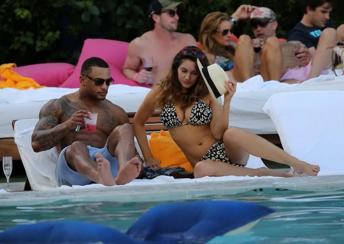 16P Kelly Brook showing off her curvy bikini body at the beach in Miami
