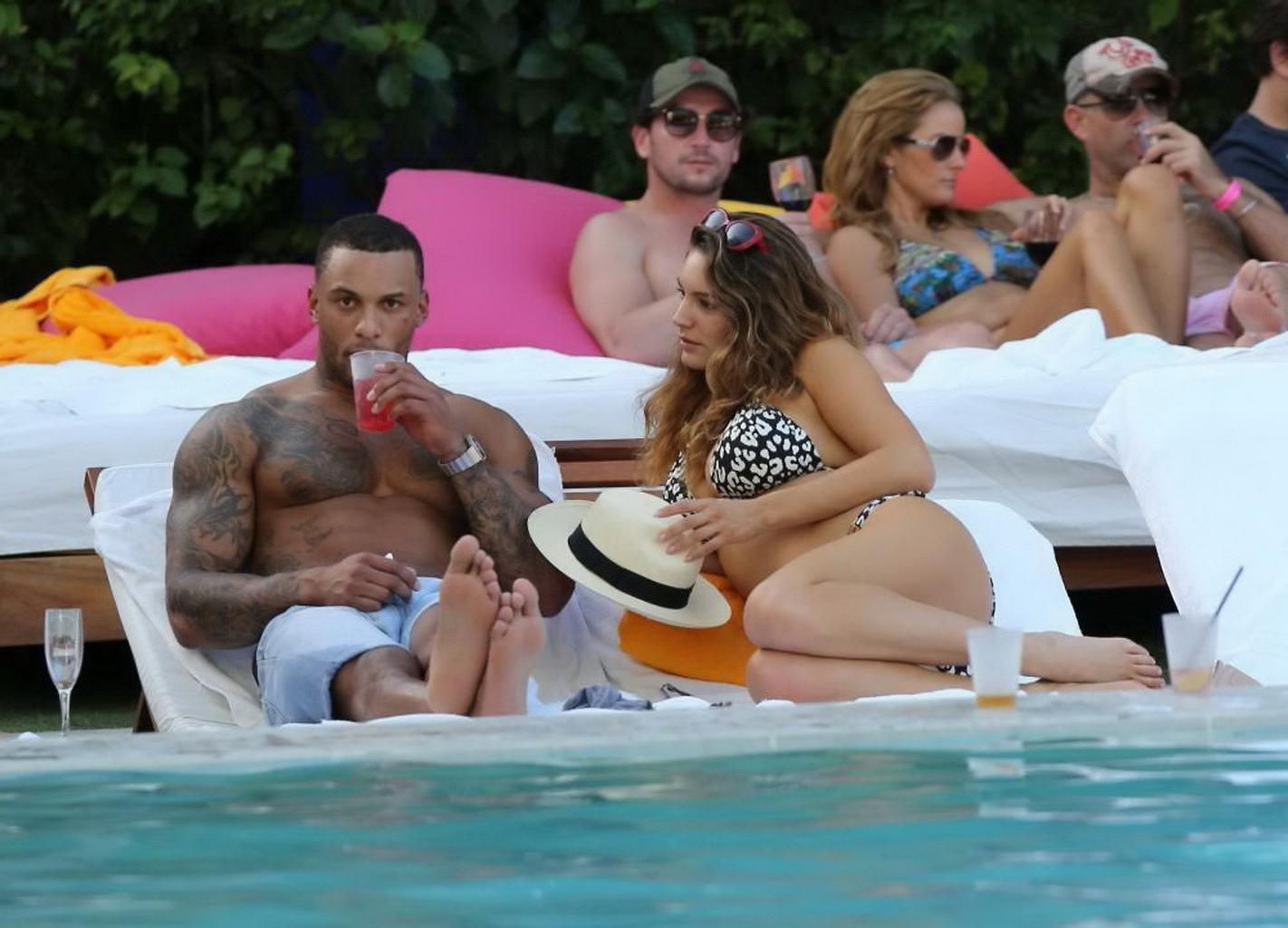 16P Kelly Brook showing off her curvy bikini body at the beach in Miami