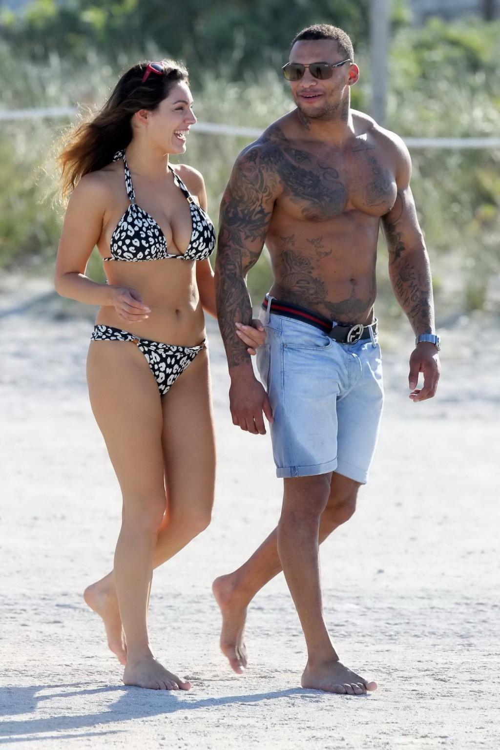 16P Kelly Brook showing off her curvy bikini body at the beach in Miami