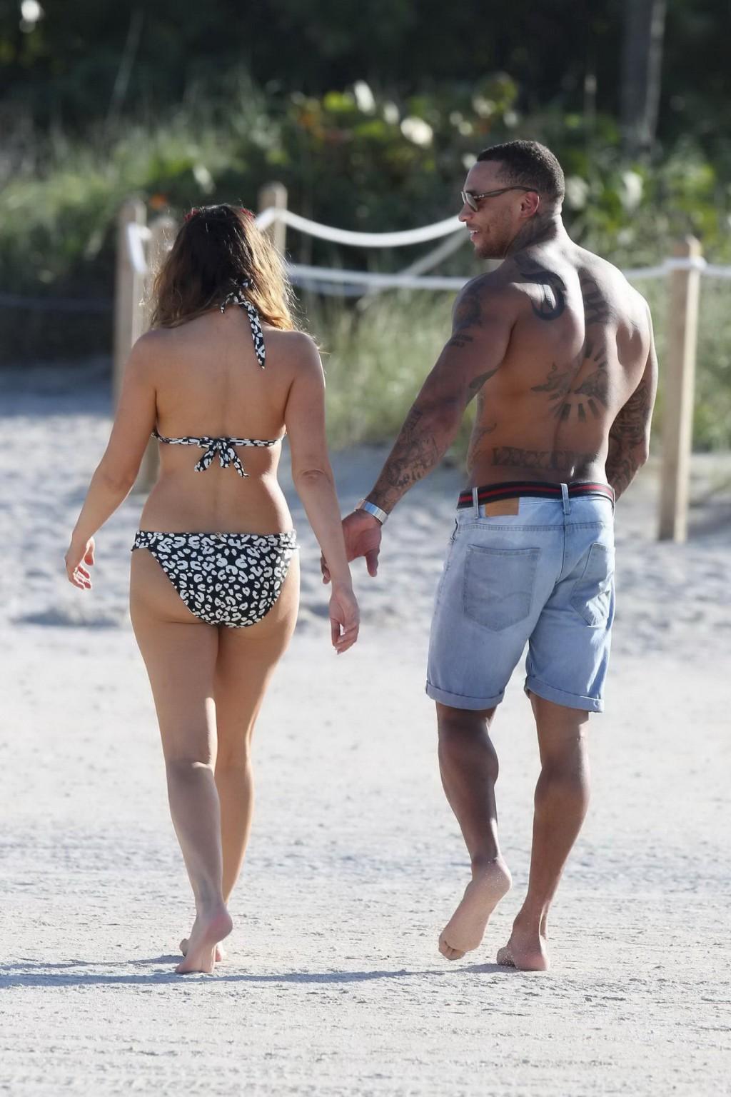 16P Kelly Brook showing off her curvy bikini body at the beach in Miami