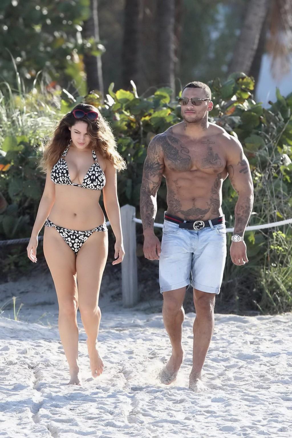 16P Kelly Brook showing off her curvy bikini body at the beach in Miami