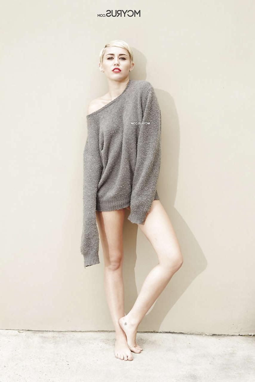 10P Miley Cyrus for the first time totally topless and nudity photos