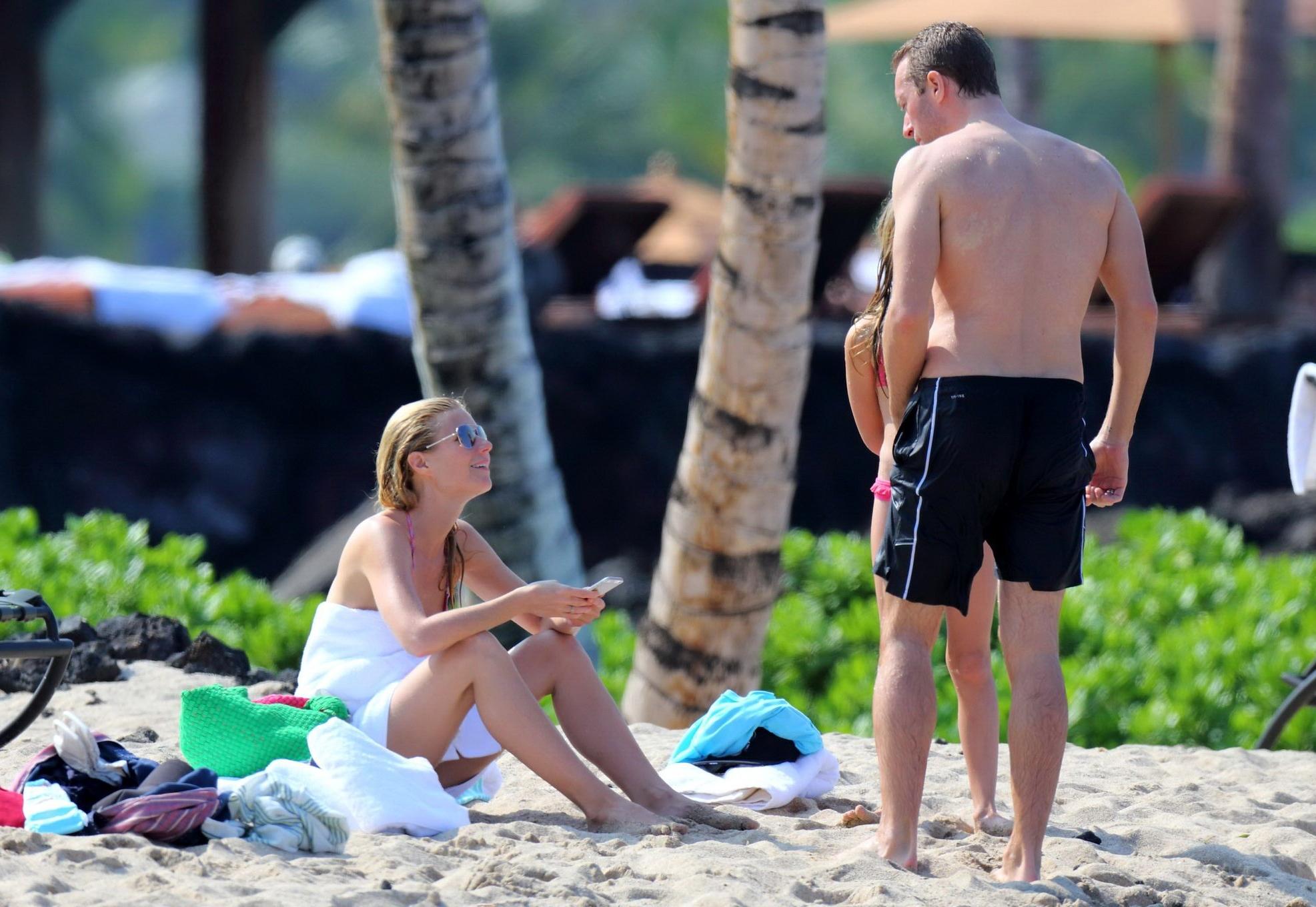 16P Gwyneth Paltrow showing off her bikini body on a Hawaiian beach