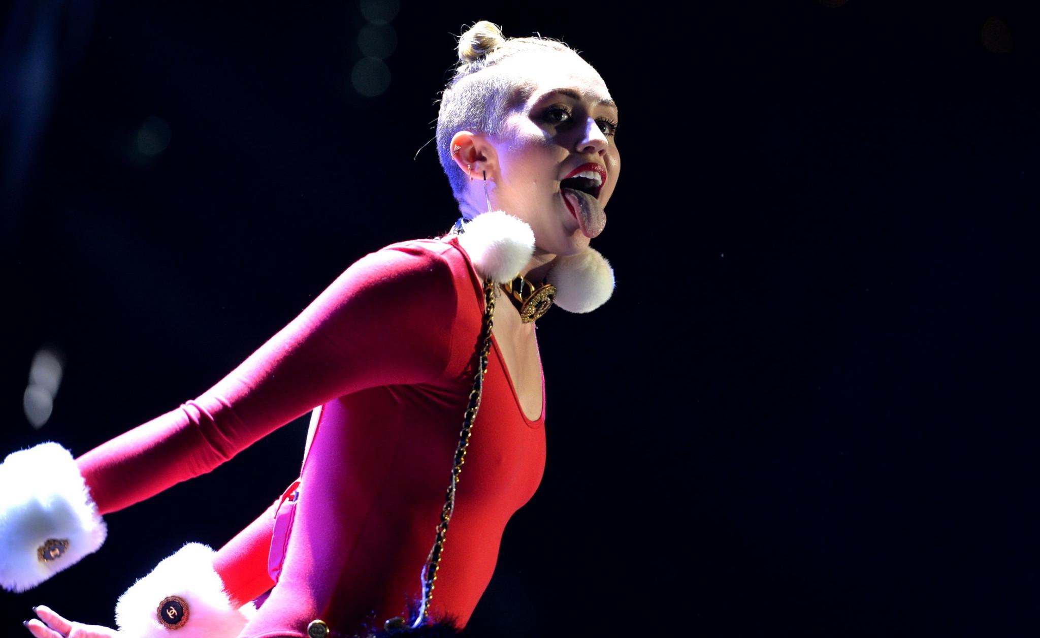 16P Miley Cyrus shows off pokies and ass wearing a red leotard on stage at 93.3 FLZ'