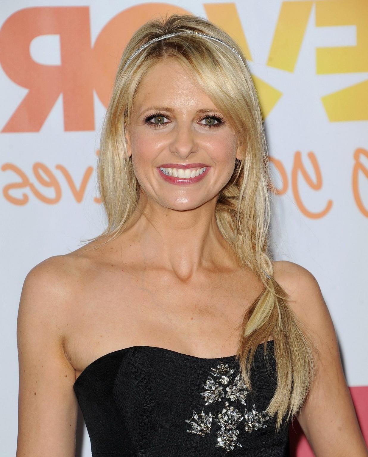 16P Sarah Michelle Gellar wearing short black strapless dress at TrevorLIVE LA in Ho
