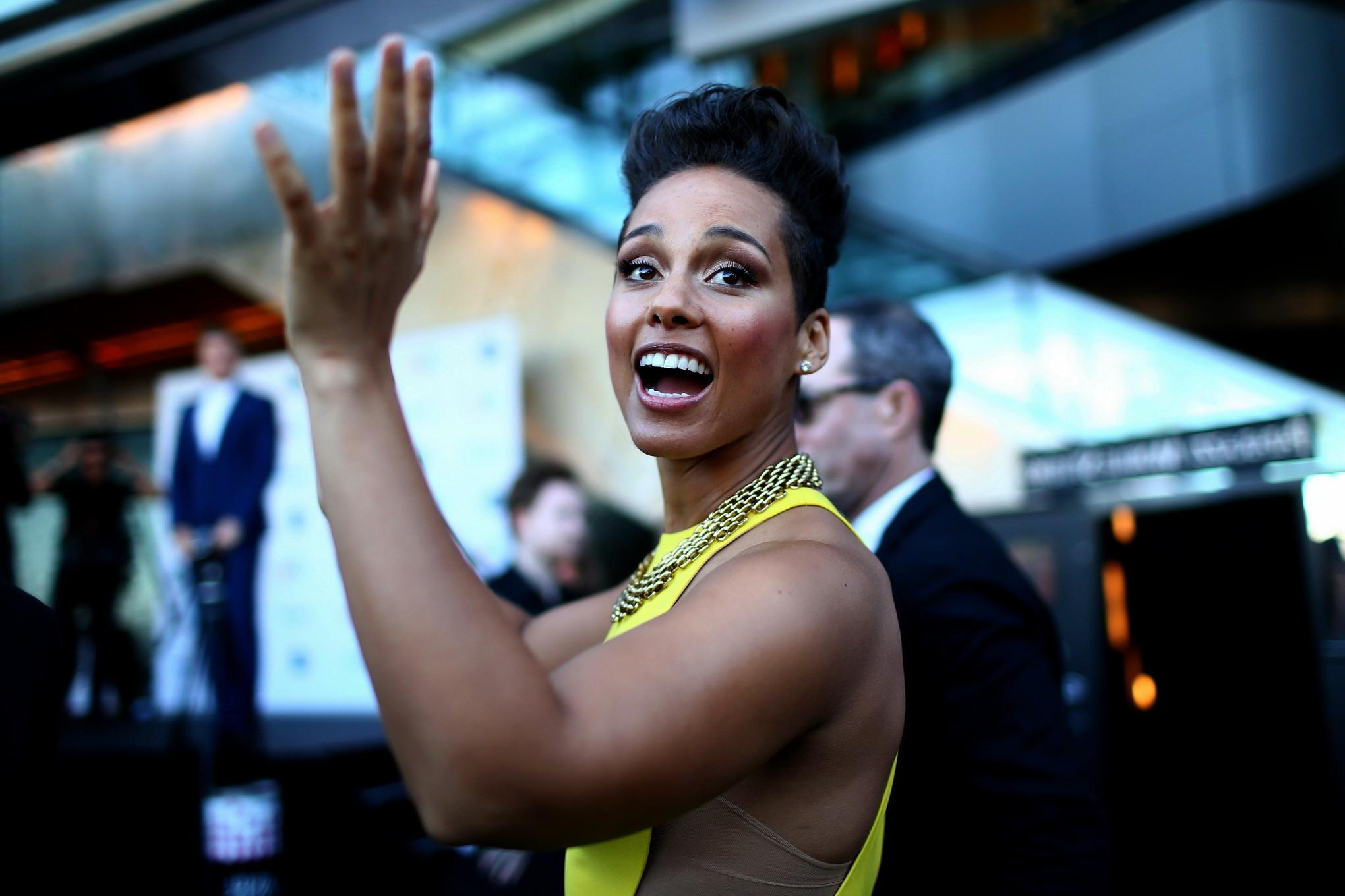 16P Alicia Keys braless showing pokies  side-boob at the 27th Annual ARIA Awards in 