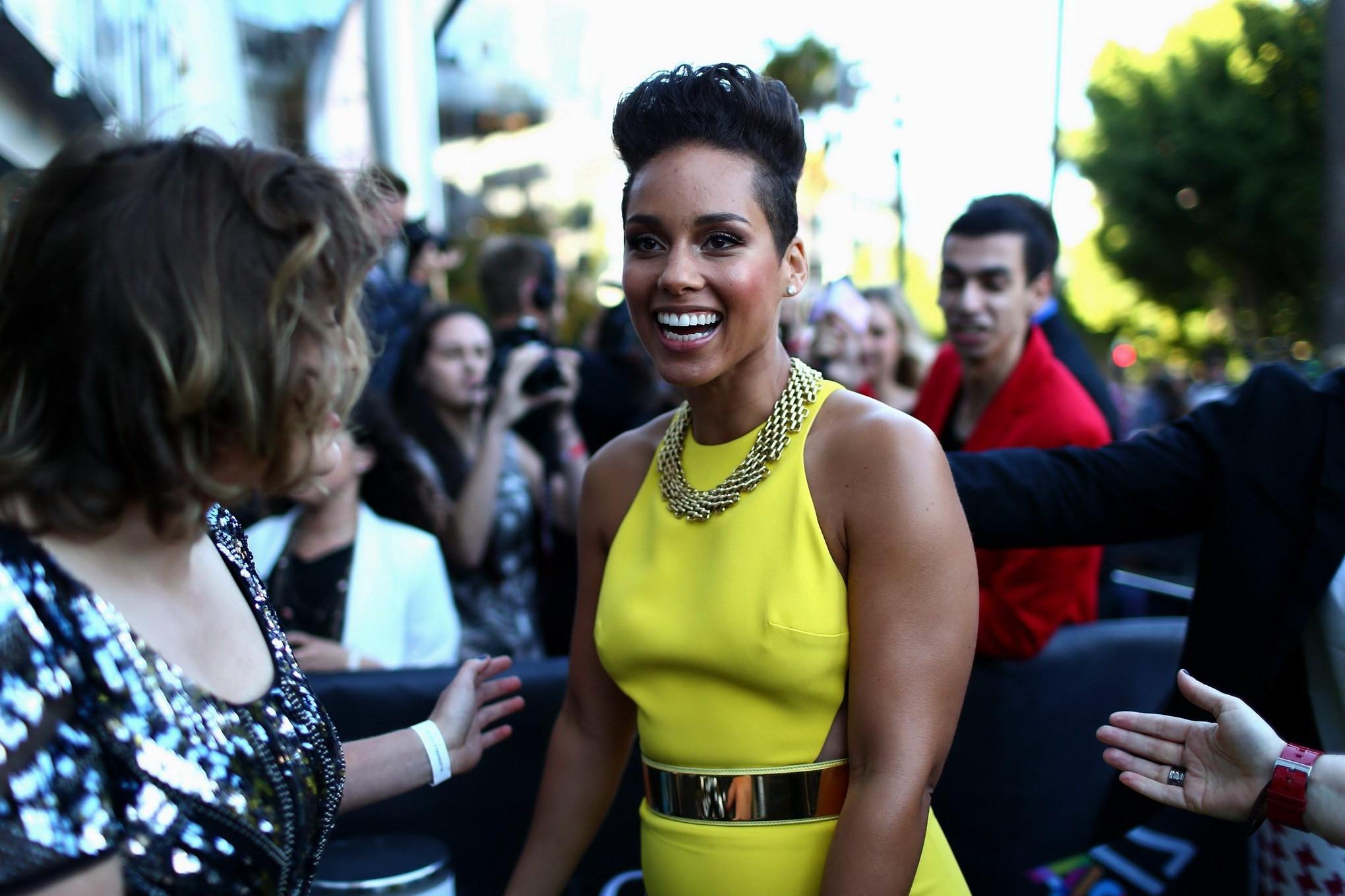 16P Alicia Keys braless showing pokies  side-boob at the 27th Annual ARIA Awards in 