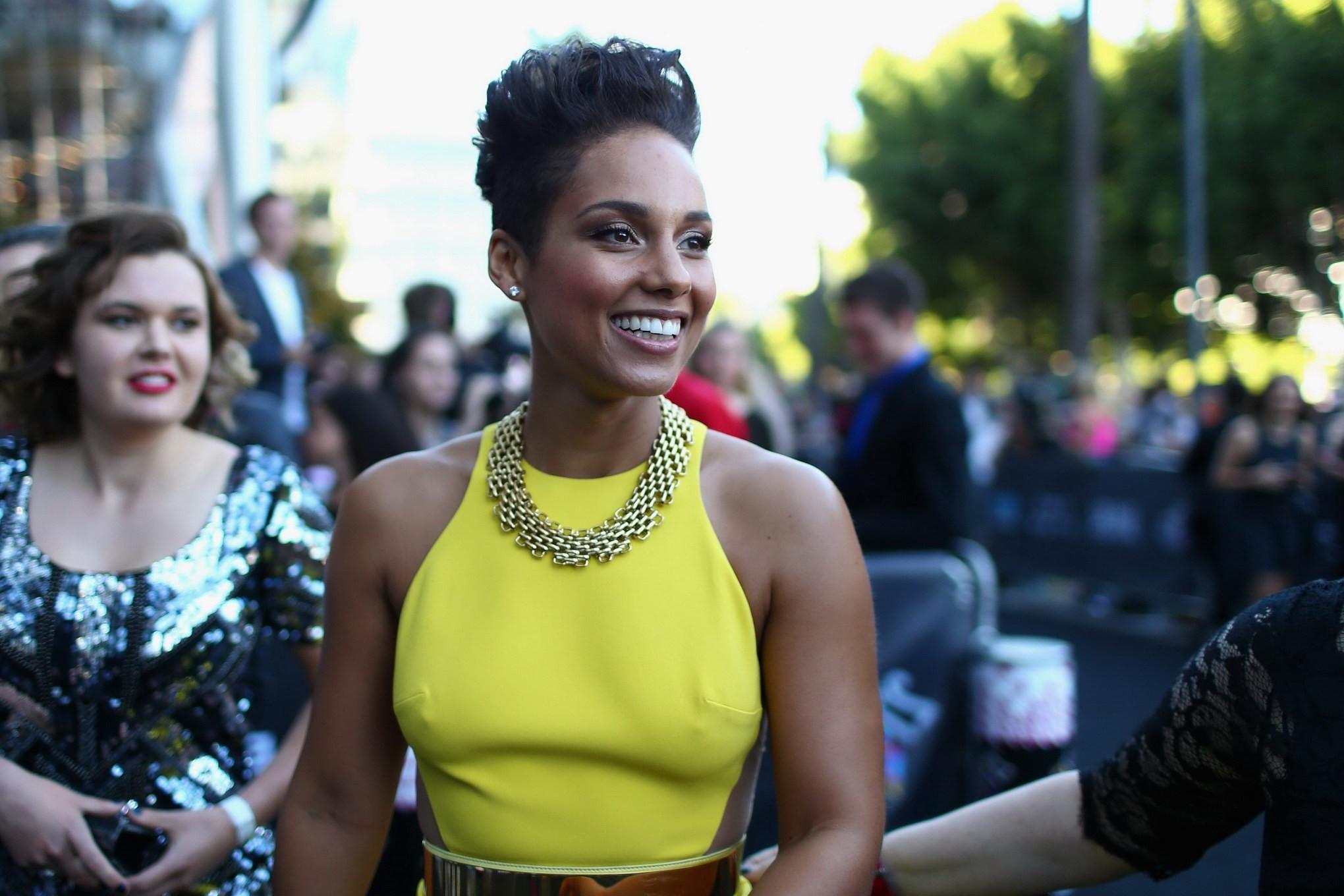 16P Alicia Keys braless showing pokies  side-boob at the 27th Annual ARIA Awards in 