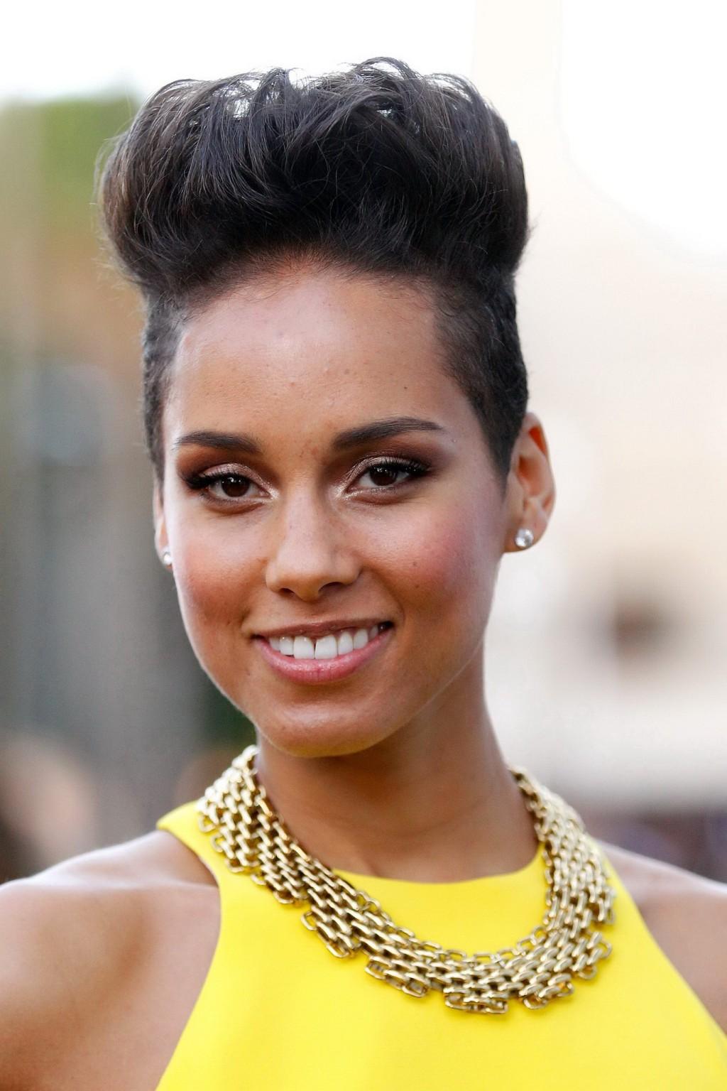 16P Alicia Keys braless showing pokies  side-boob at the 27th Annual ARIA Awards in 