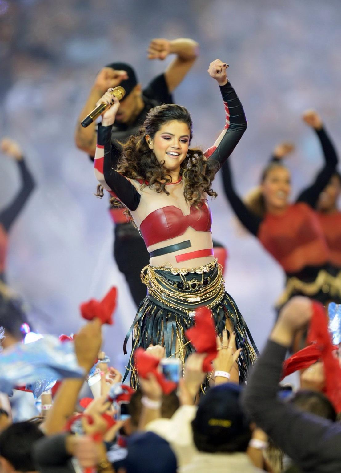 16P Selena Gomez wearing tiny red leather outfit on Dallas VS Oakland halftime show 