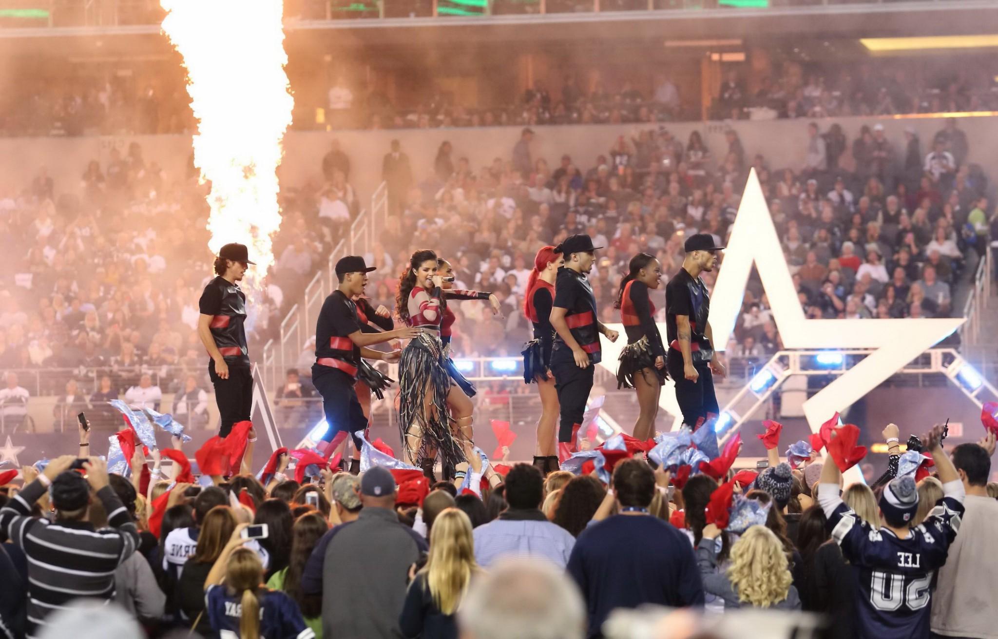 16P Selena Gomez wearing tiny red leather outfit on Dallas VS Oakland halftime show 