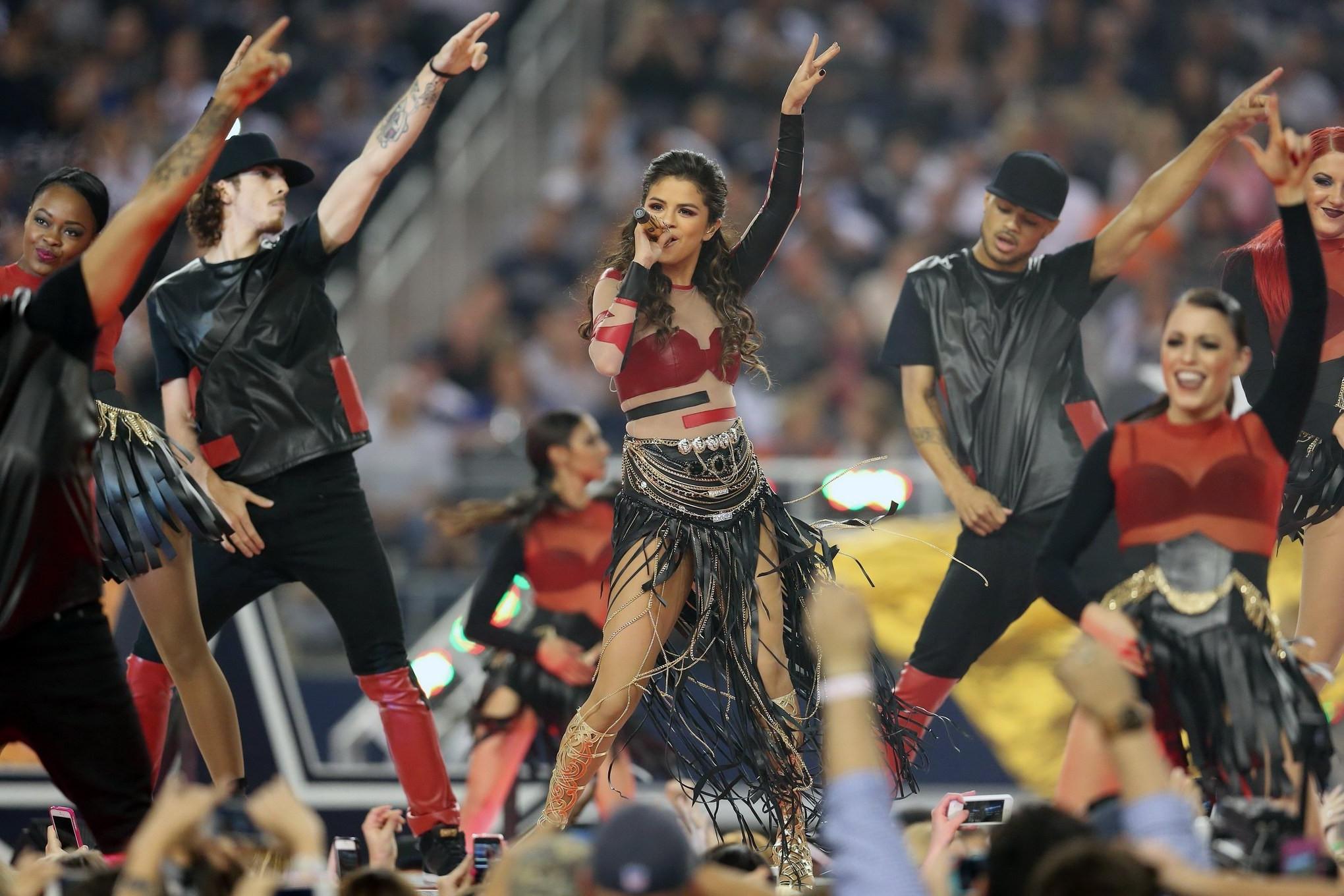 16P Selena Gomez wearing tiny red leather outfit on Dallas VS Oakland halftime show 