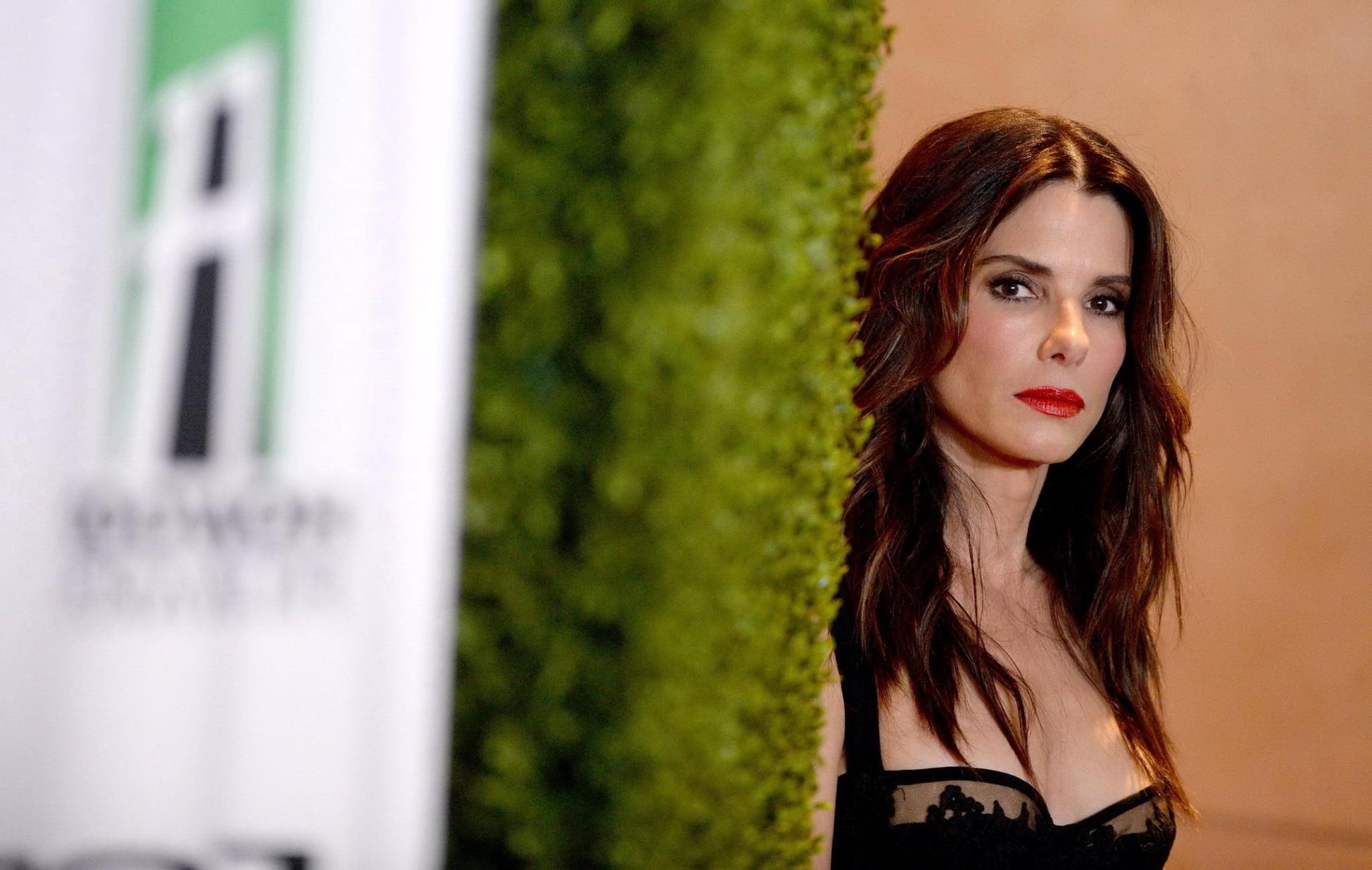 16P Sandra Bullock braless wearing a low cut black dress at the 17th annual Hollywoo