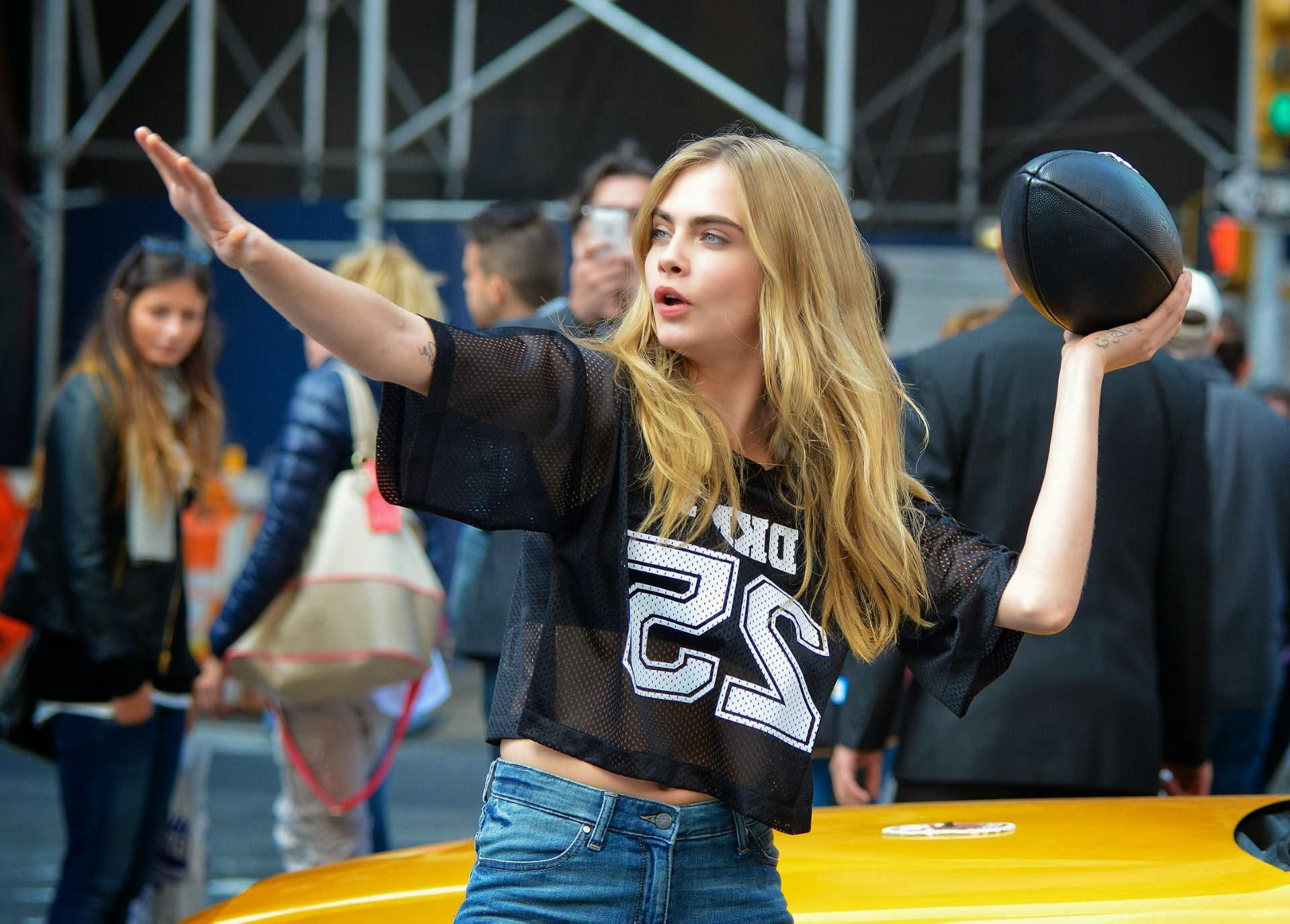 16P Cara Delevingne shows off her legs  ass wearing denim hotpants on the set of DKN