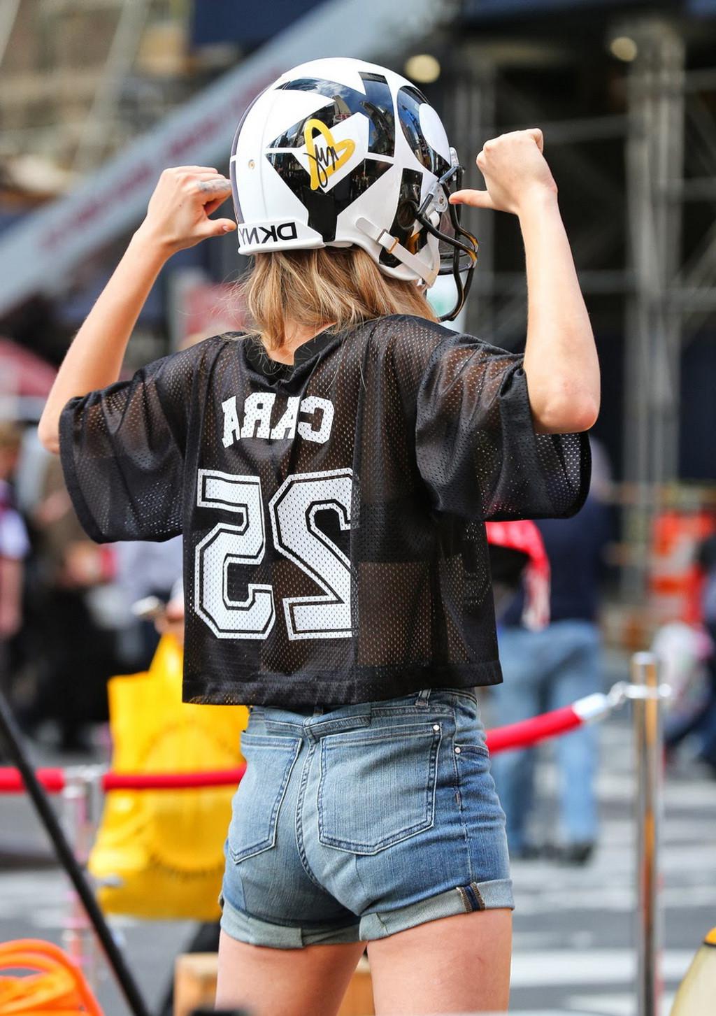 16P Cara Delevingne shows off her legs  ass wearing denim hotpants on the set of DKN