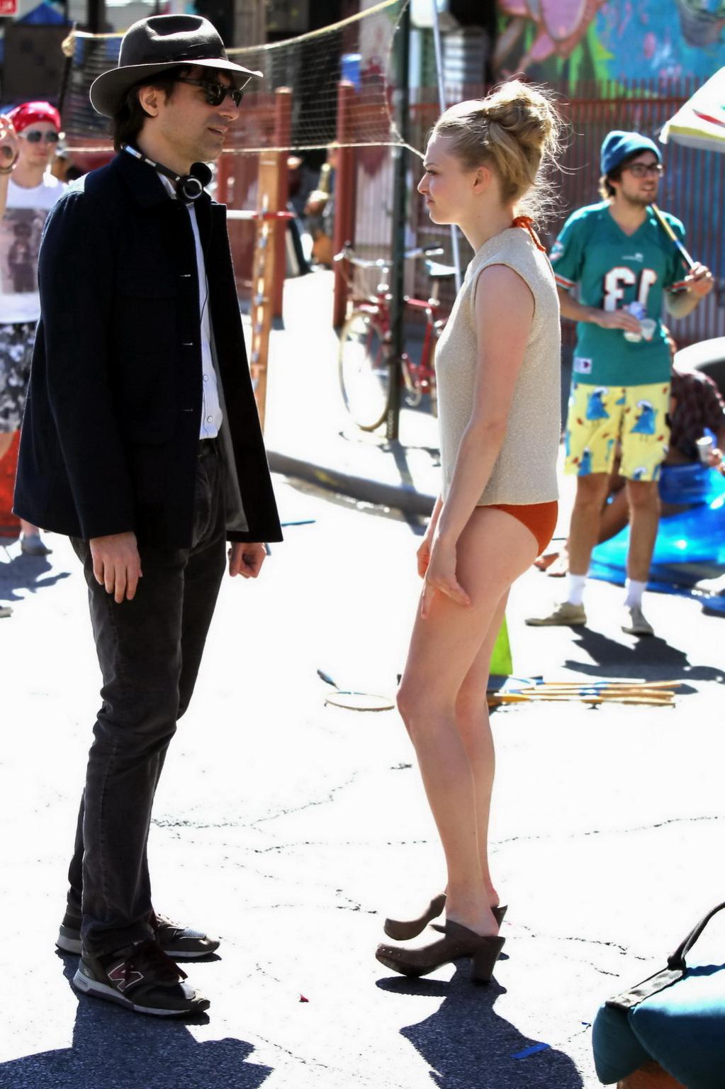 16P Amanda Seyfried shows off her roung ass wearing orange bikini bottom at the Whil