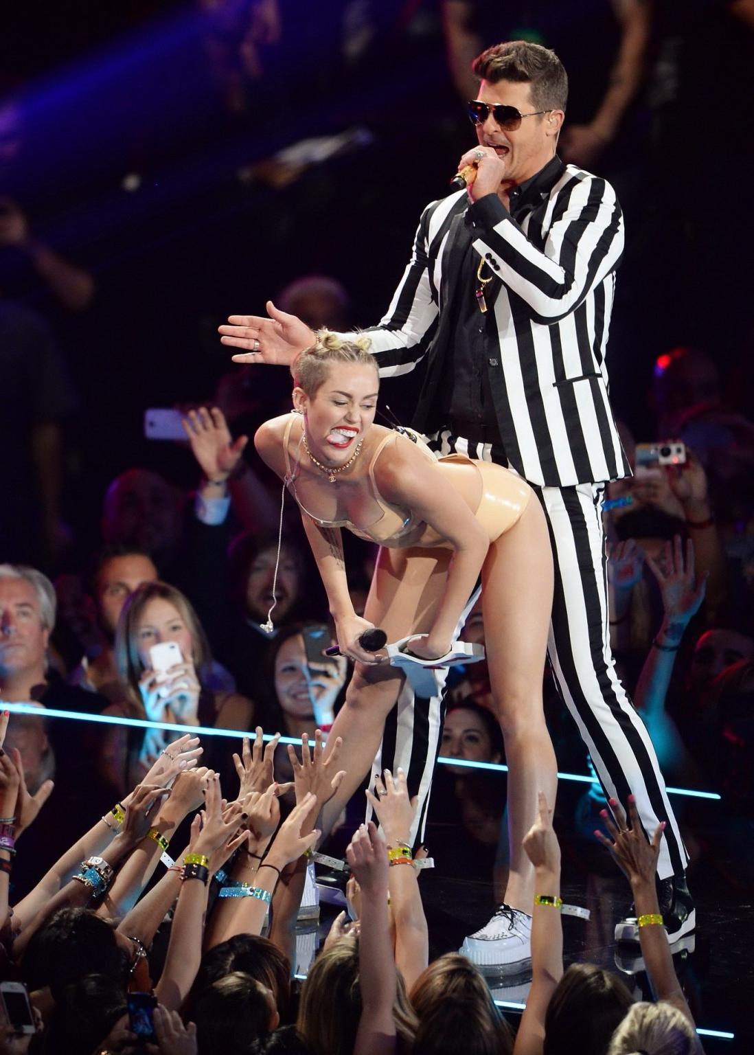 16P Miley Cyrus in latex undies getting humped on stage at the 2013 MTV Video Music 