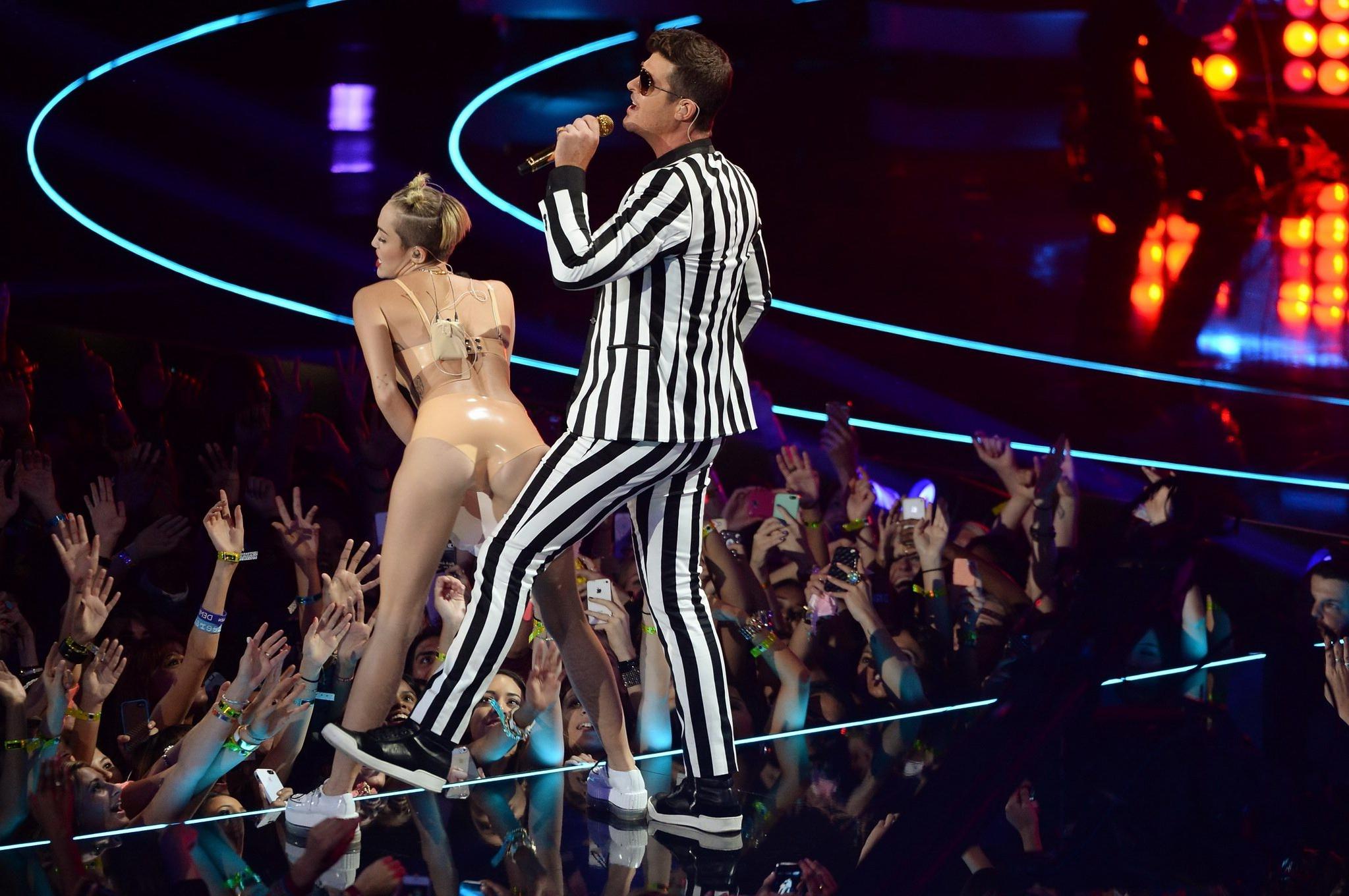 16P Miley Cyrus in latex undies getting humped on stage at the 2013 MTV Video Music 