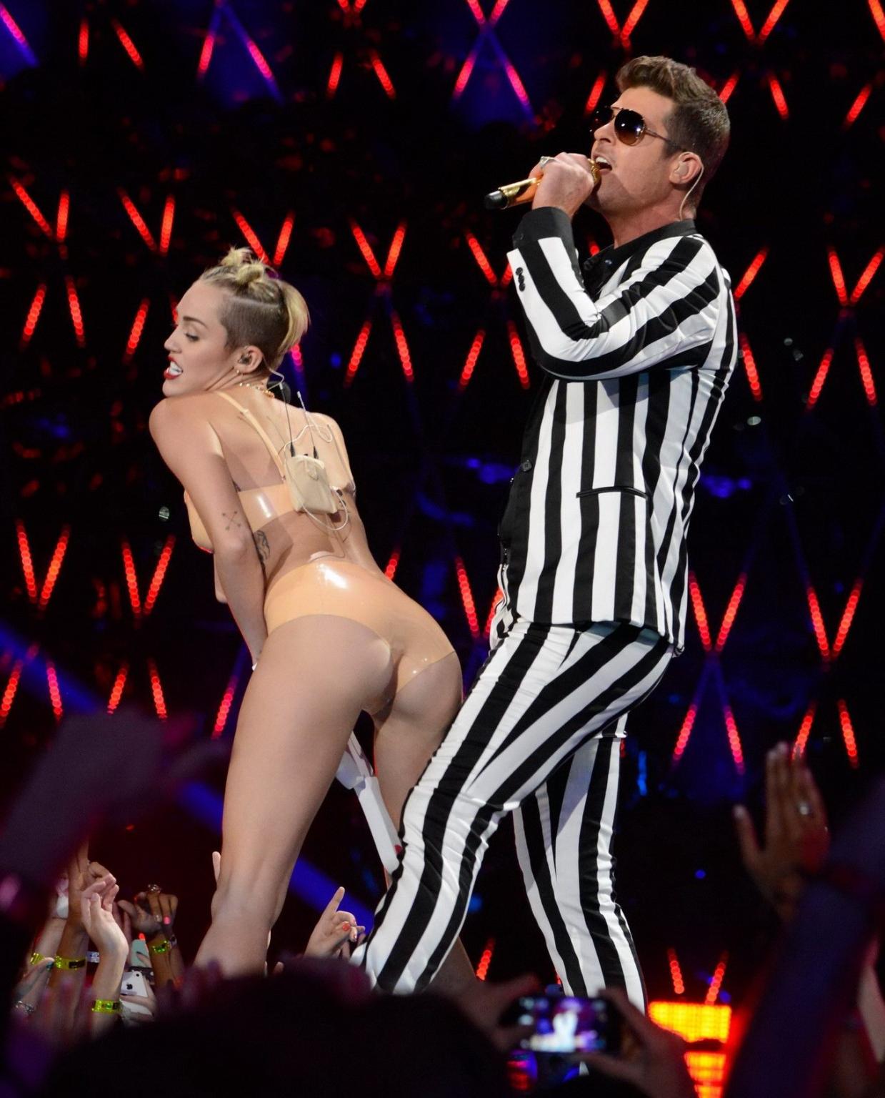 16P Miley Cyrus in latex undies getting humped on stage at the 2013 MTV Video Music 