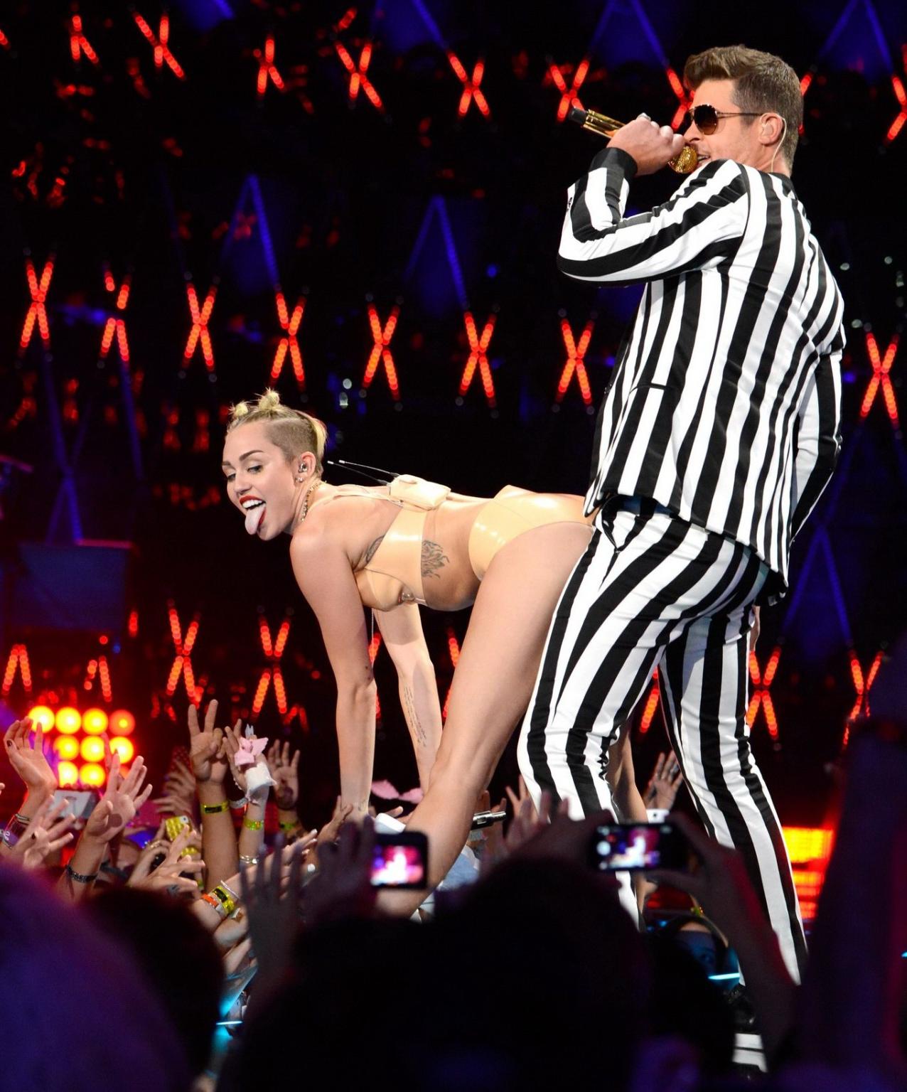 16P Miley Cyrus in latex undies getting humped on stage at the 2013 MTV Video Music 