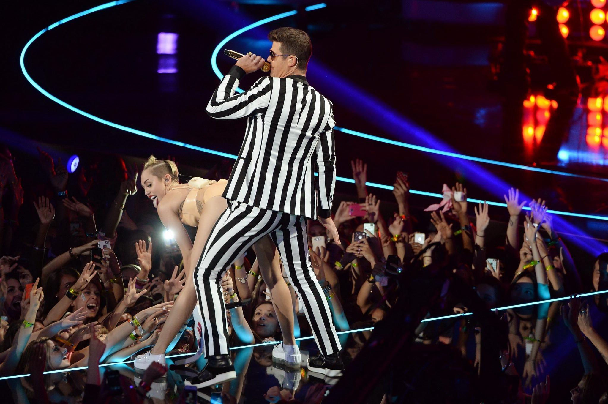 16P Miley Cyrus in latex undies getting humped on stage at the 2013 MTV Video Music 