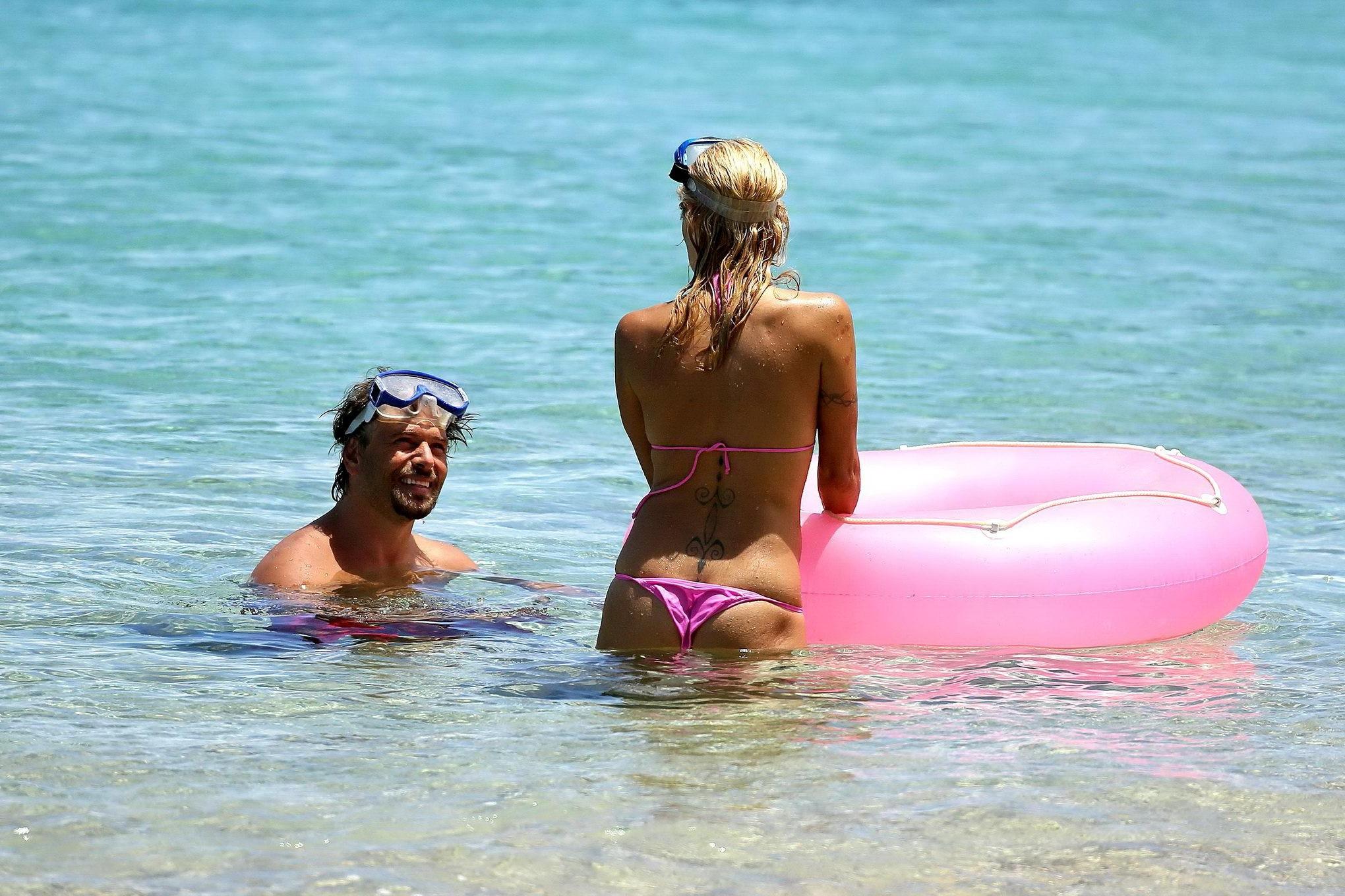 16P Busty Pamela Anderson showing pokies in a wet pink bikini while snorkeling on a 