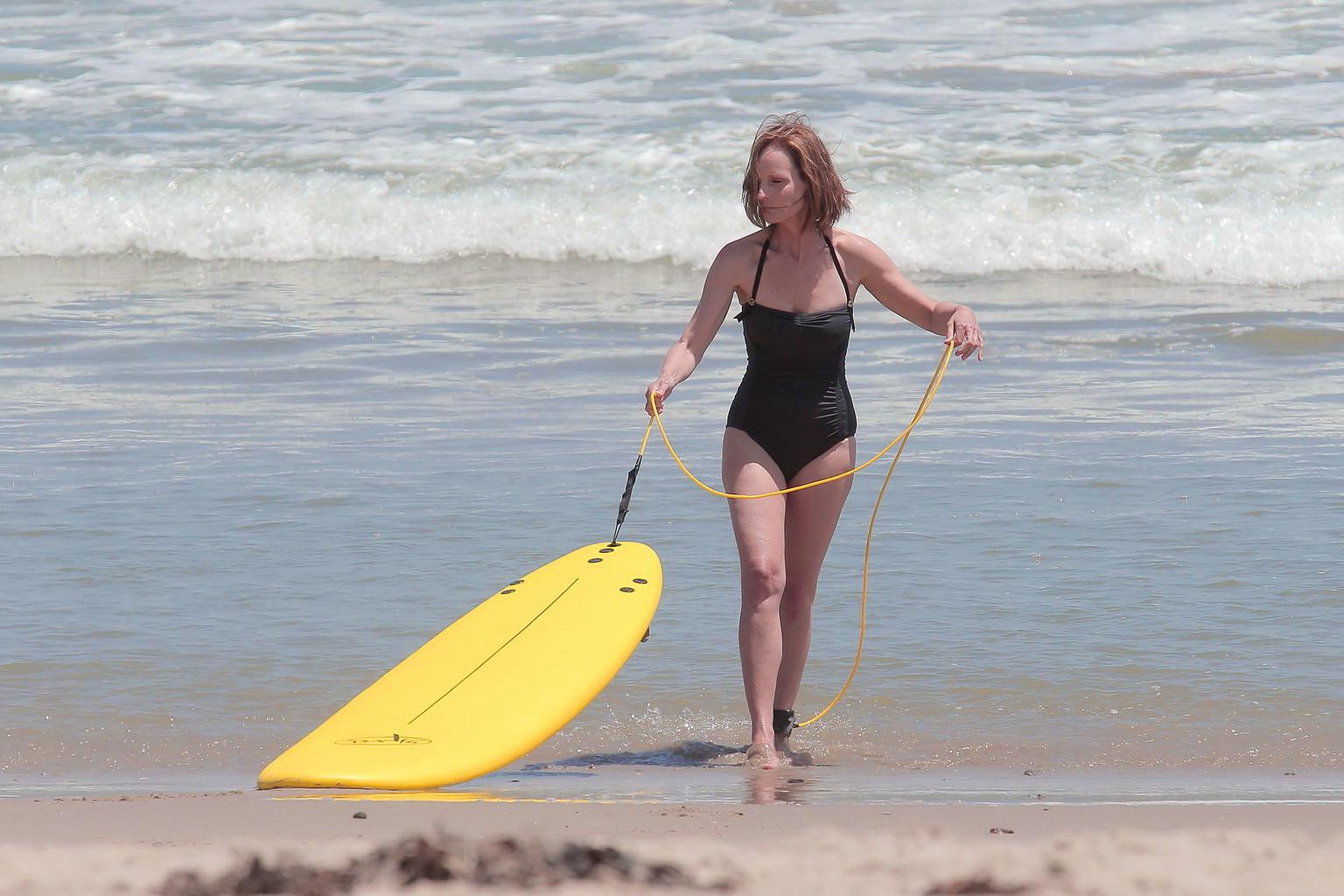 16P Helen Hunt shows off her still desirable body in black swimsuit while filming Ri
