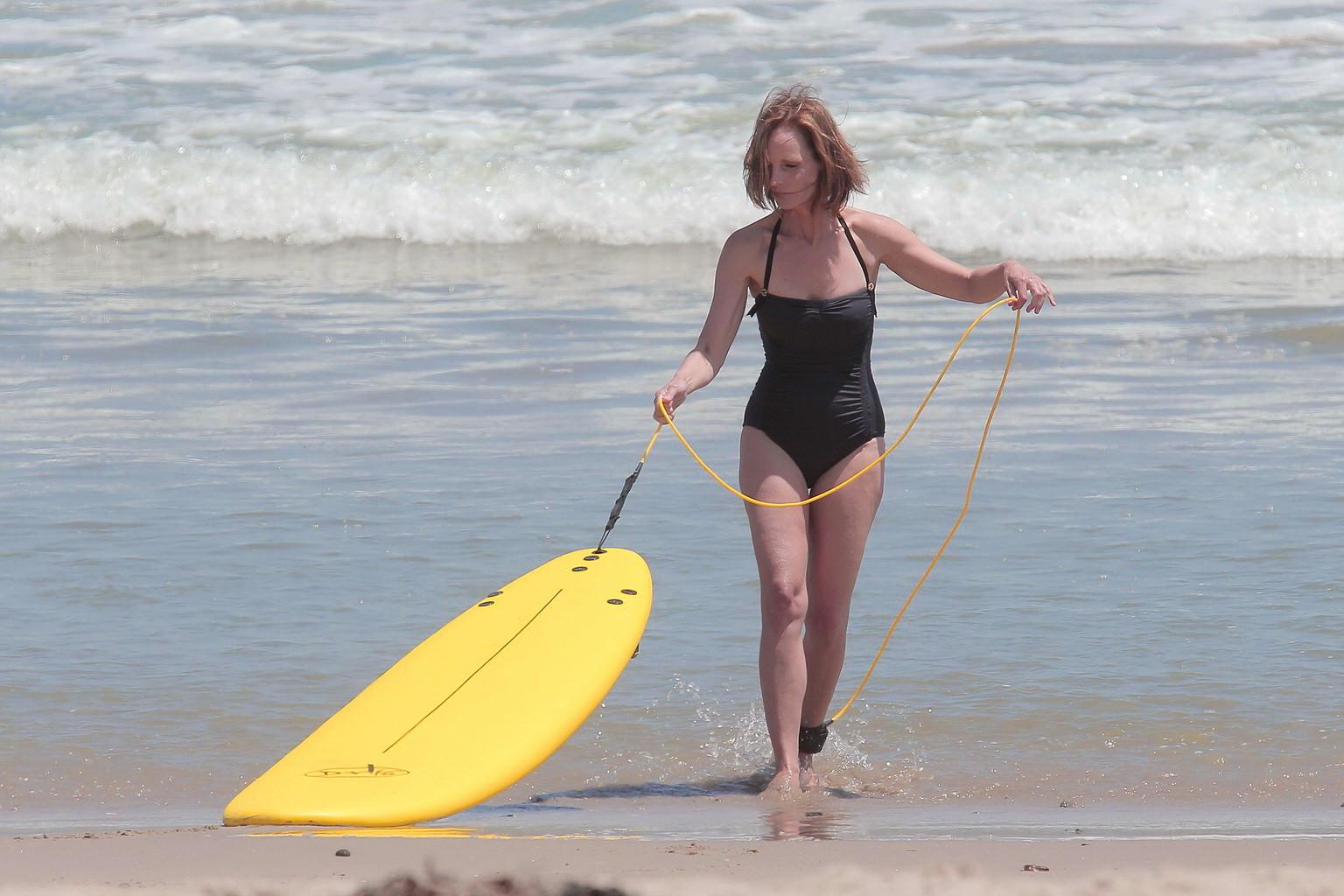 16P Helen Hunt shows off her still desirable body in black swimsuit while filming Ri