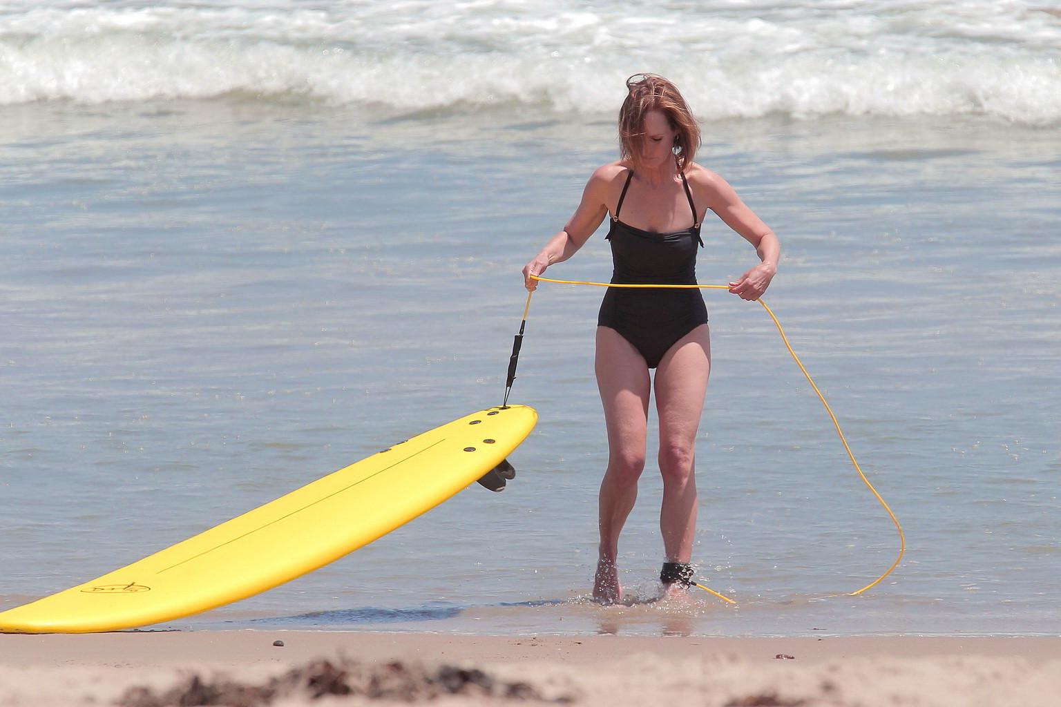 16P Helen Hunt shows off her still desirable body in black swimsuit while filming Ri