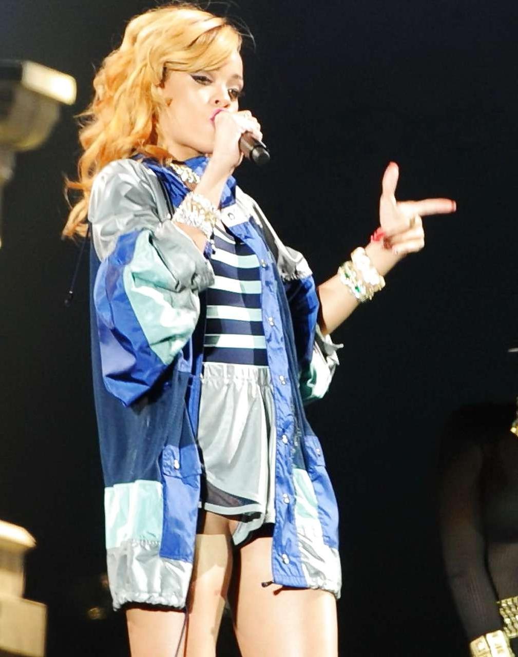 16P Rihanna exposing pussy slip and sexy body on stage