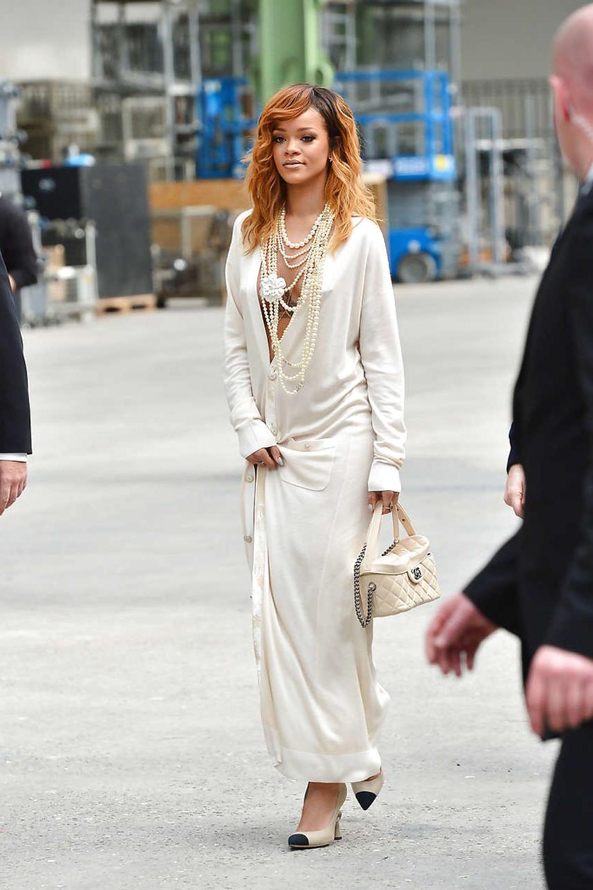 16P Rihanna exposing huge cleavage and long legs in evening dress
