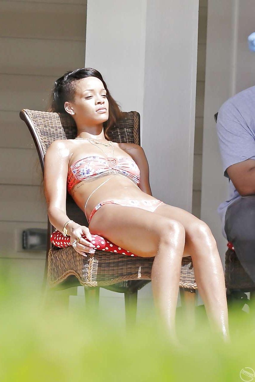16P Rihanna showing sexy and hot body in bikini on pool