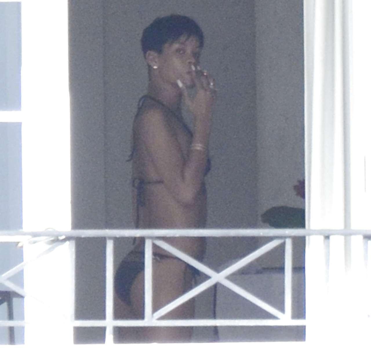 16P Rihanna showing sexy and hot body in bikini on pool