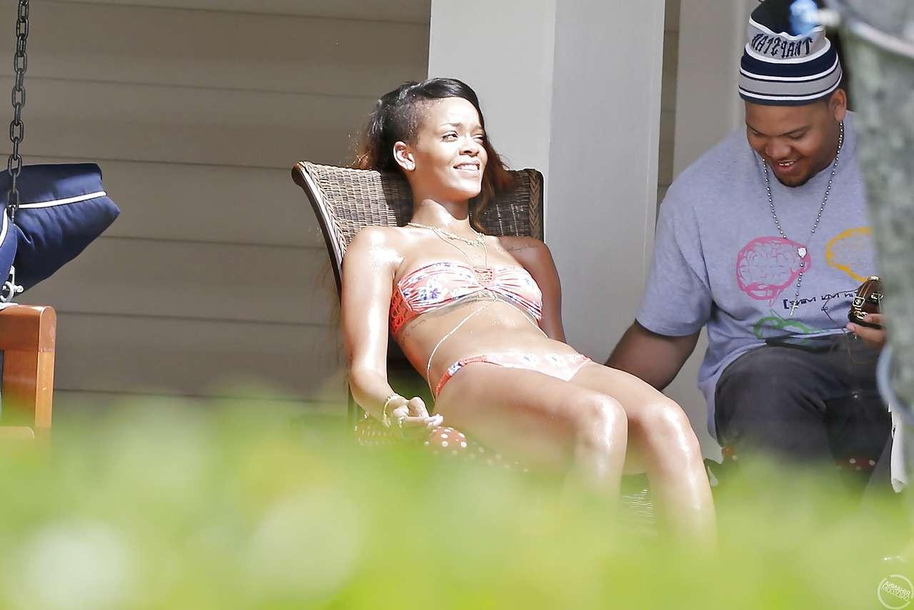 16P Rihanna showing sexy and hot body in bikini on pool