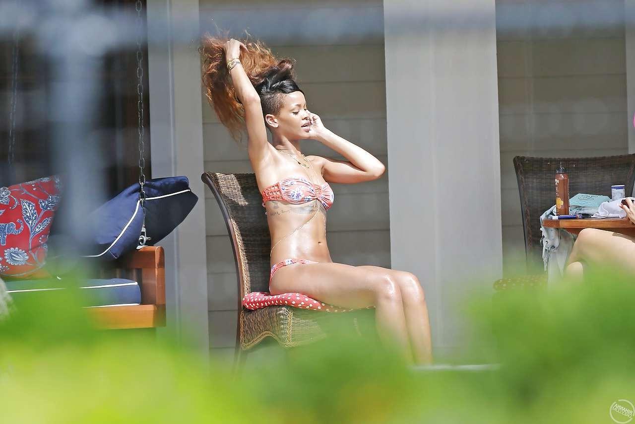 16P Rihanna showing sexy and hot body in bikini on pool