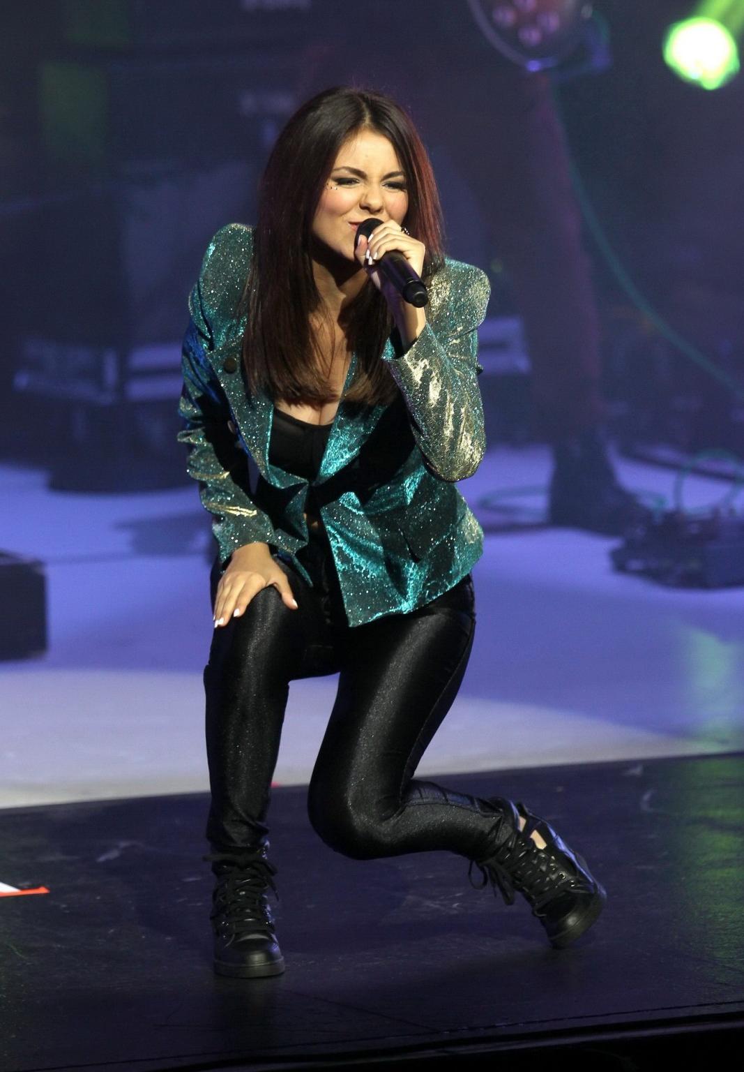 16P Victoria Justice showing off her ass  cleavage on stage in Los Angeles
