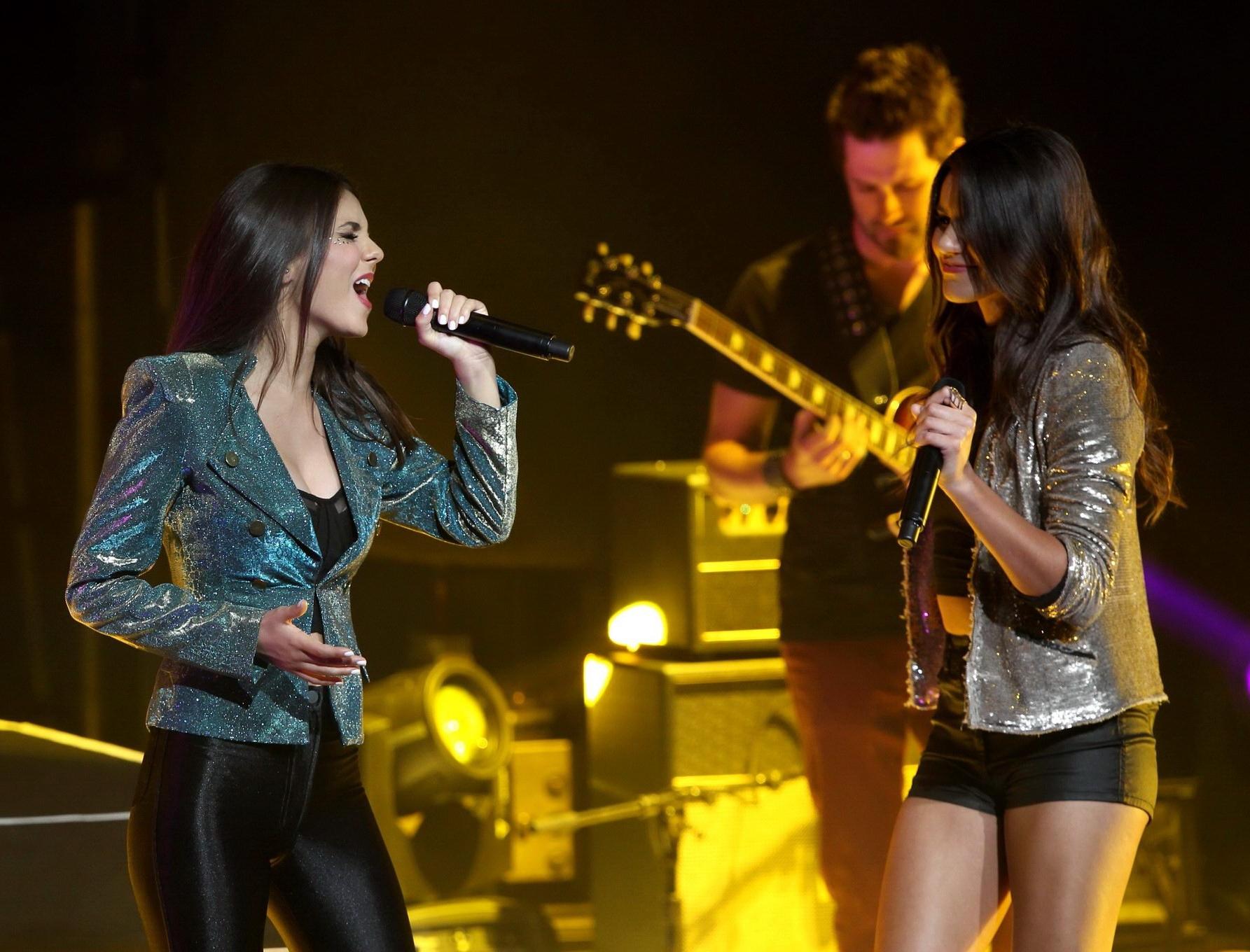 16P Victoria Justice showing off her ass  cleavage on stage in Los Angeles
