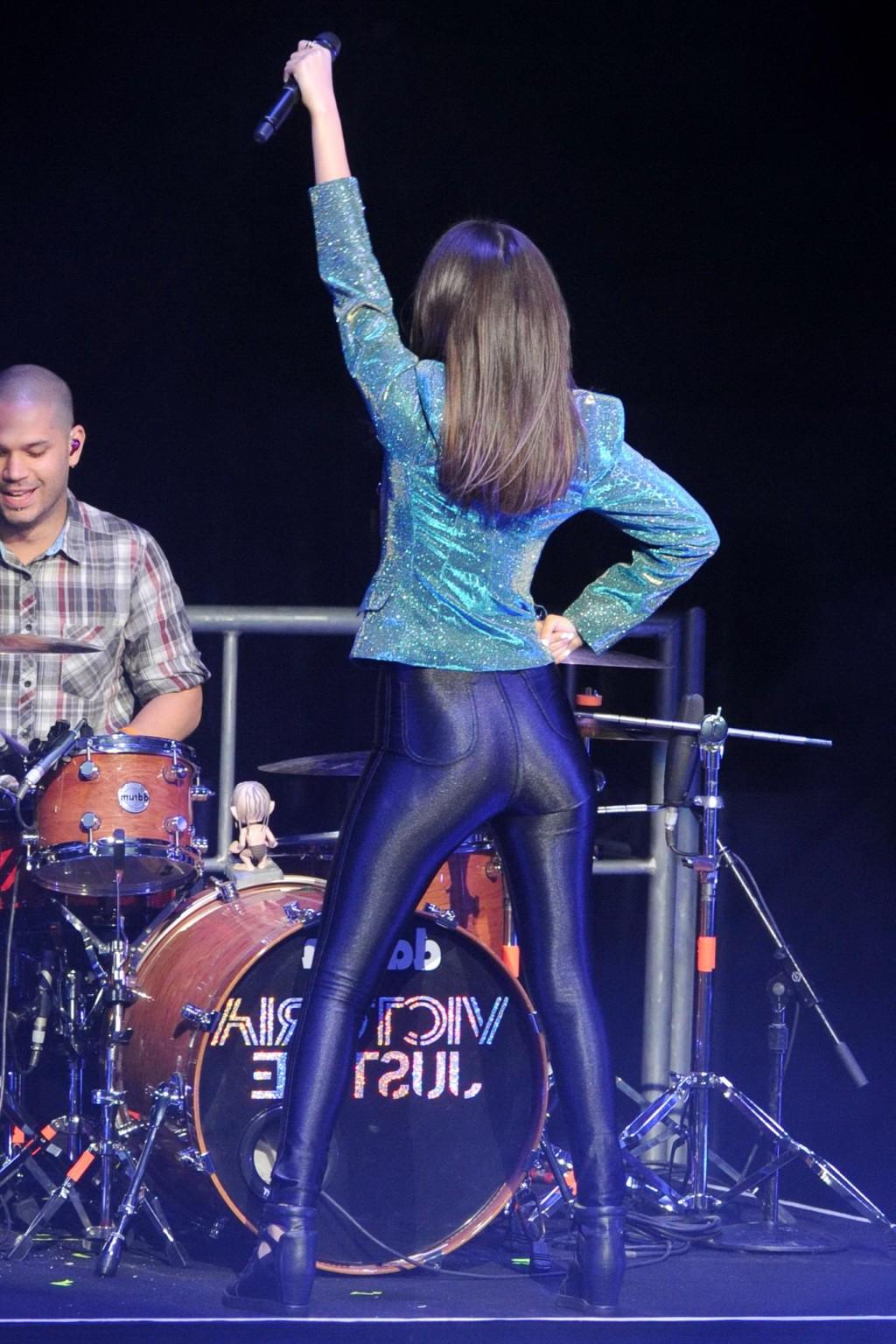 16P Victoria Justice showing off her ass  cleavage on stage in Los Angeles