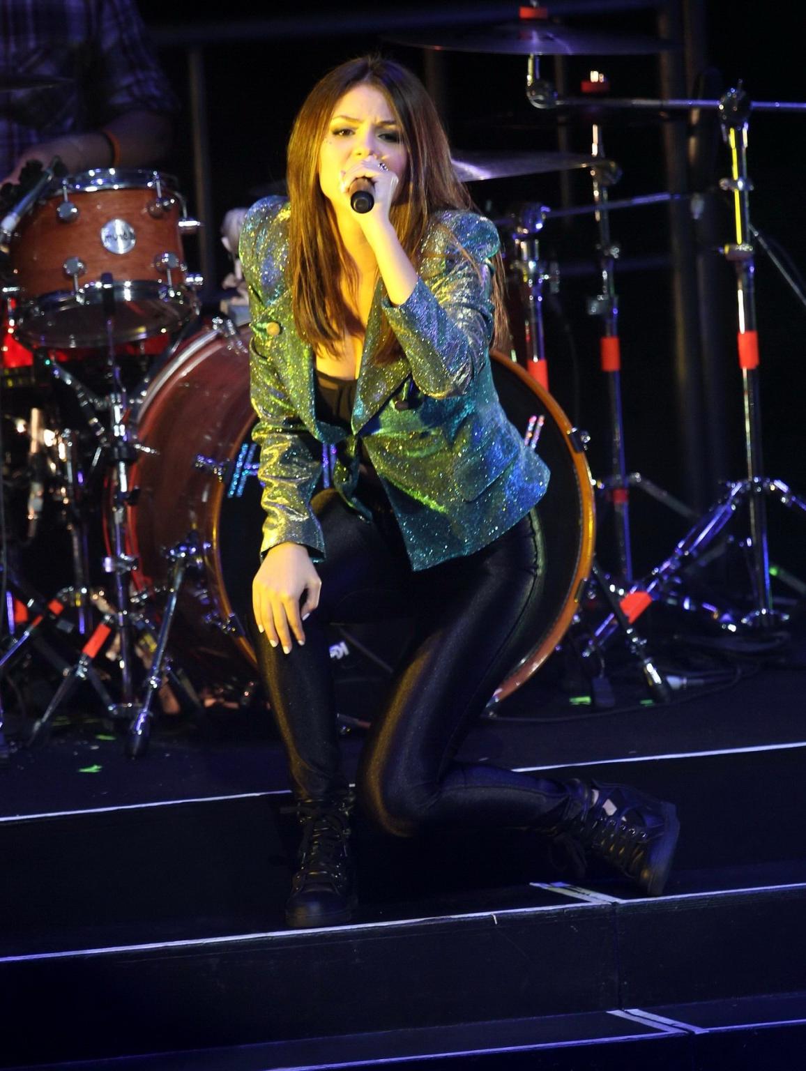 16P Victoria Justice showing off her ass  cleavage on stage in Los Angeles