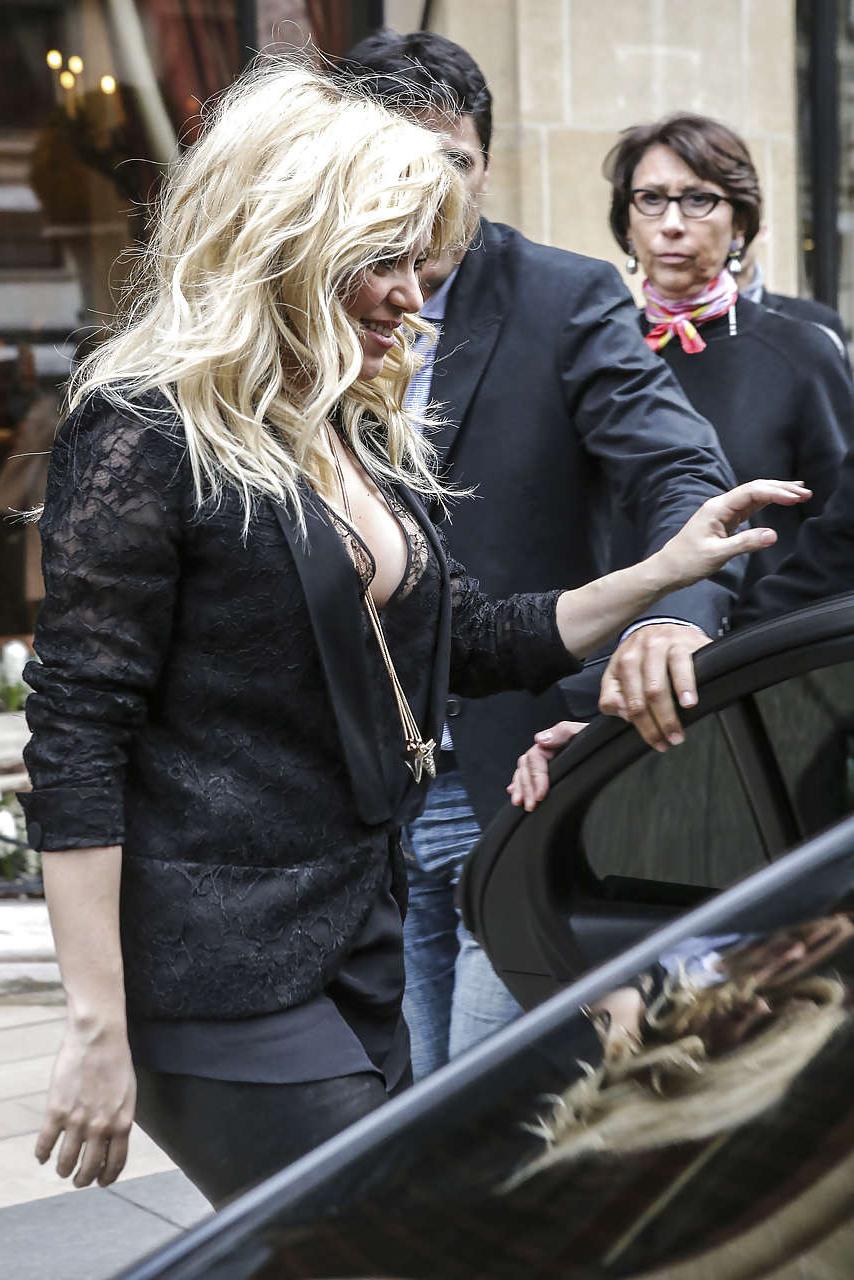 16P Shakira shows sexy body and boobs in huge cleavage