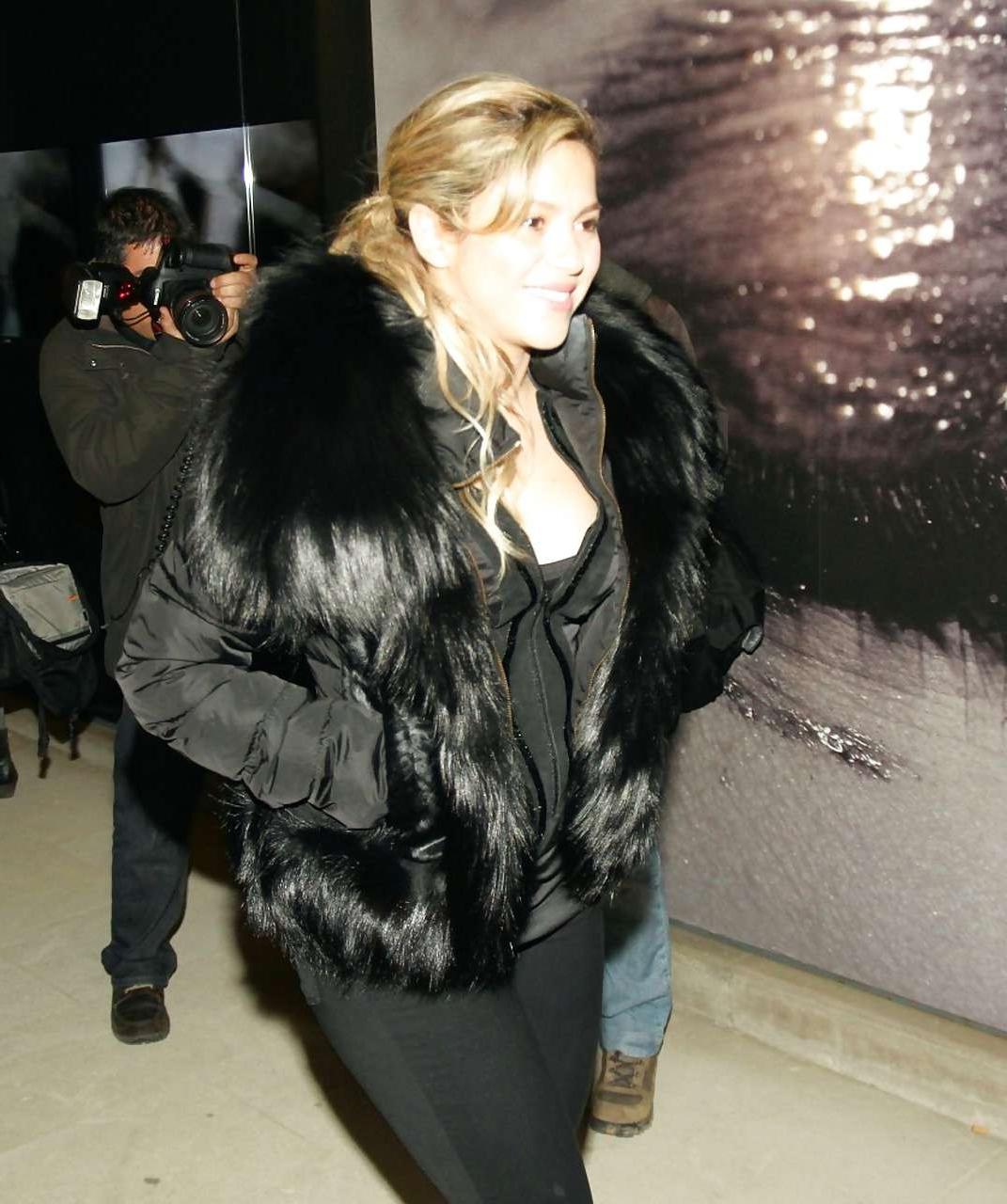 16P Shakira shows sexy body and boobs in huge cleavage